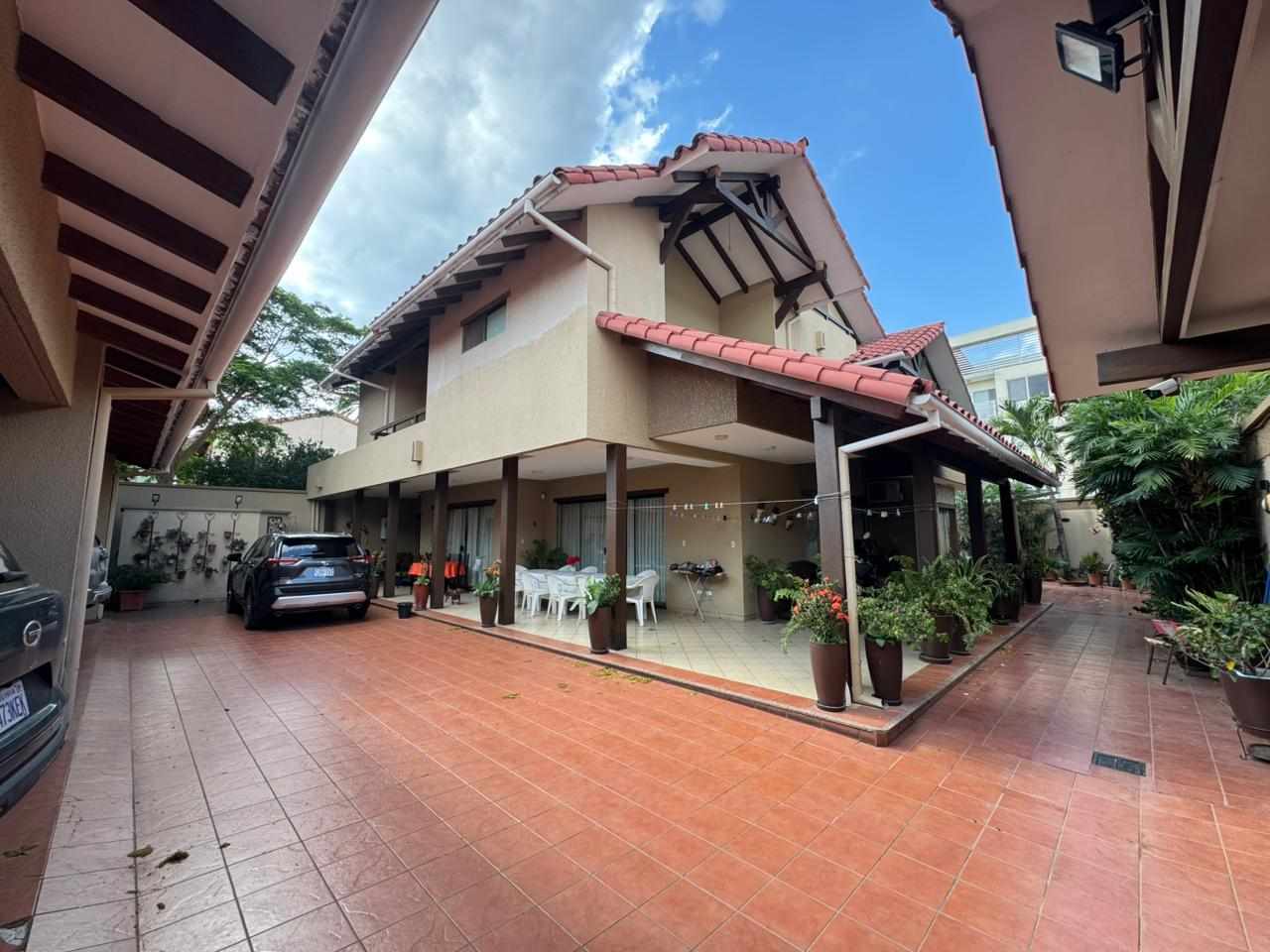 Casa en Entre 4to y 5to anillo Norte en Santa Cruz de la Sierra 3 dormitorios 3 baños 4 parqueos Foto 2