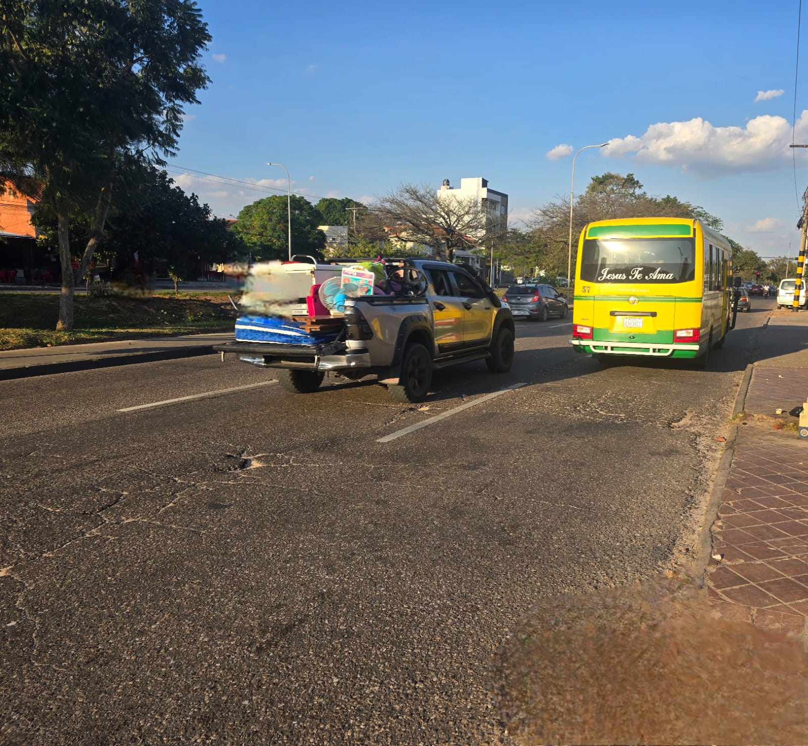 Terreno Sobre el 4to anillo entre Av, Beni y Alemana Foto 4