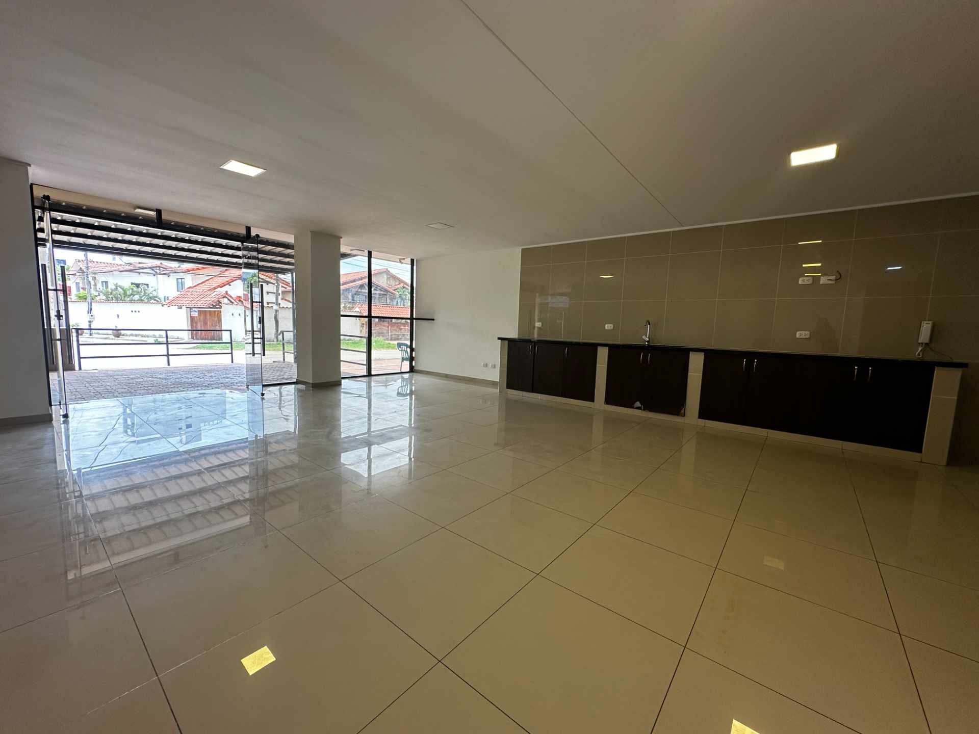 Local comercial en VentaAV. BENI, ENTRE 5TO Y 6TO ANILLO, BUSINESS CENTER Foto 2