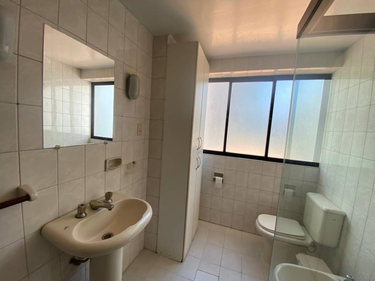 Departamento en San Jorge en La Paz 4 dormitorios 4 baños 1 parqueos Foto 3