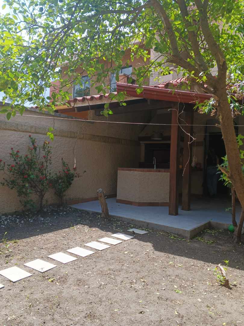 Casa en Entre 4to y 5to anillo Oeste en Santa Cruz de la Sierra 4 dormitorios 4 baños 2 parqueos Foto 2