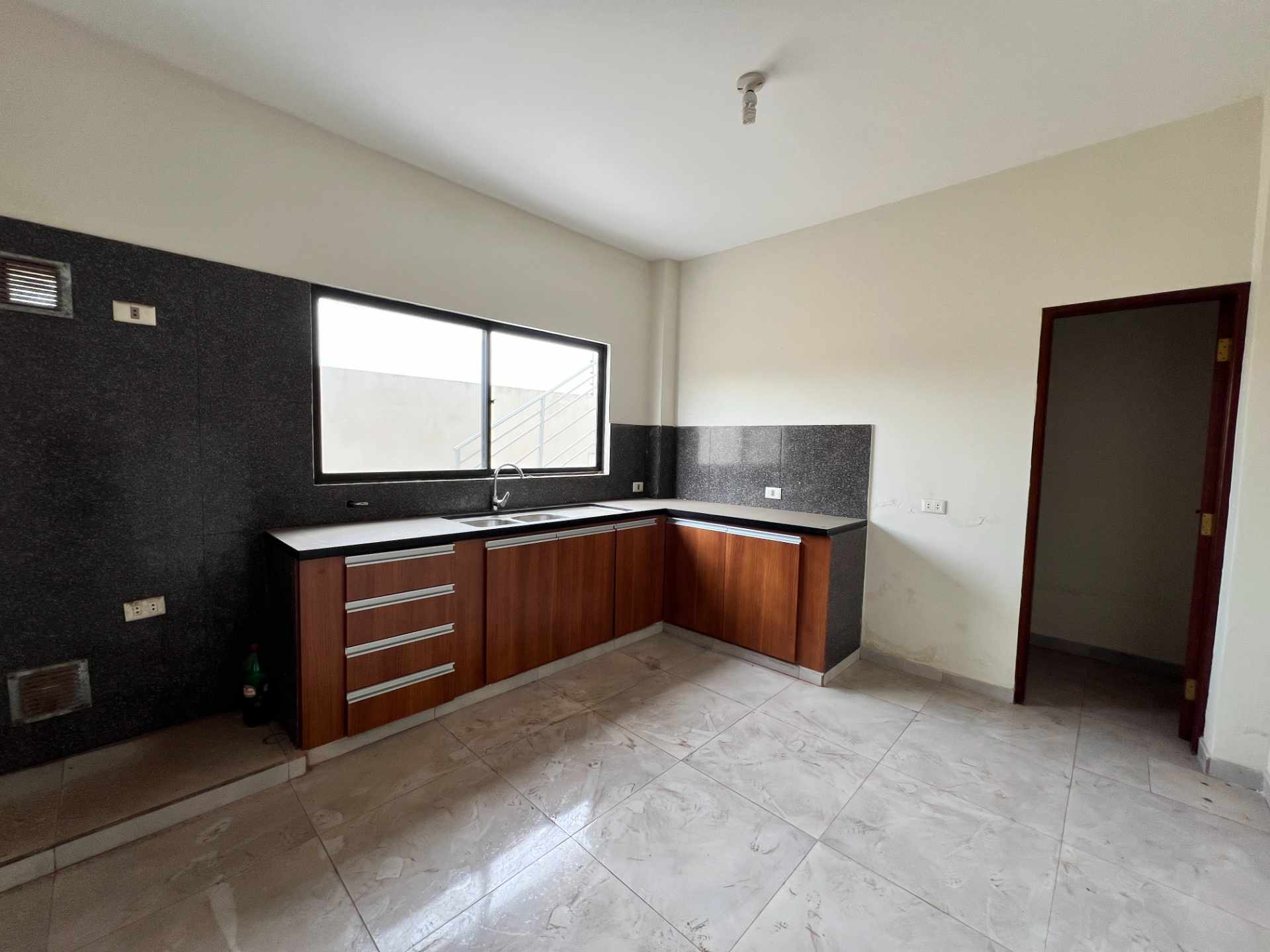 Casa en AlquilerKm 8 1/2 Av Banzer Foto 2