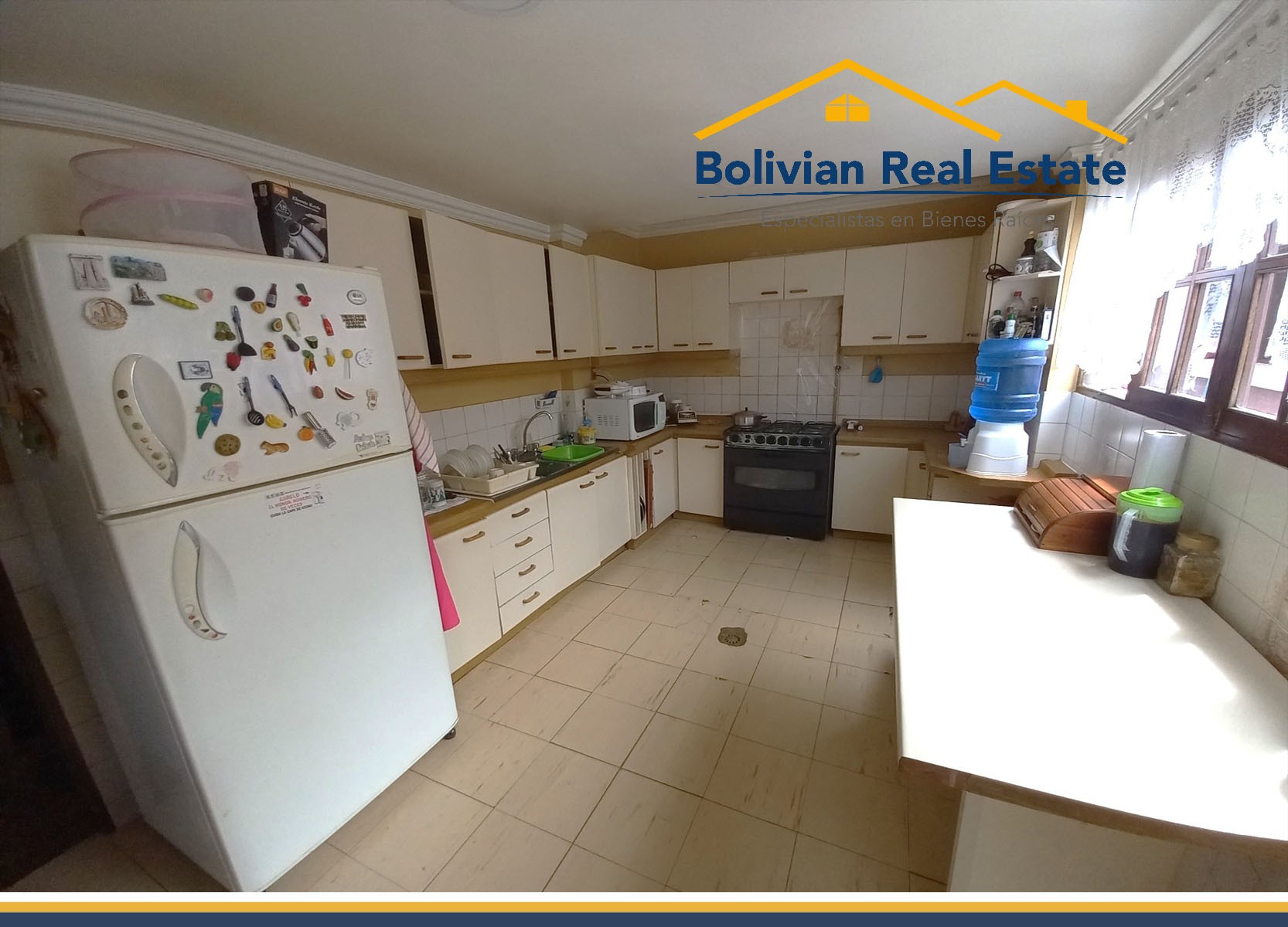 Casa en VentaEN EXCELENTE UBICACIÓN, COMODA CASA EN VENTA EN ACHUMANI 4 dormitorios 4 baños 2 parqueos Foto 10