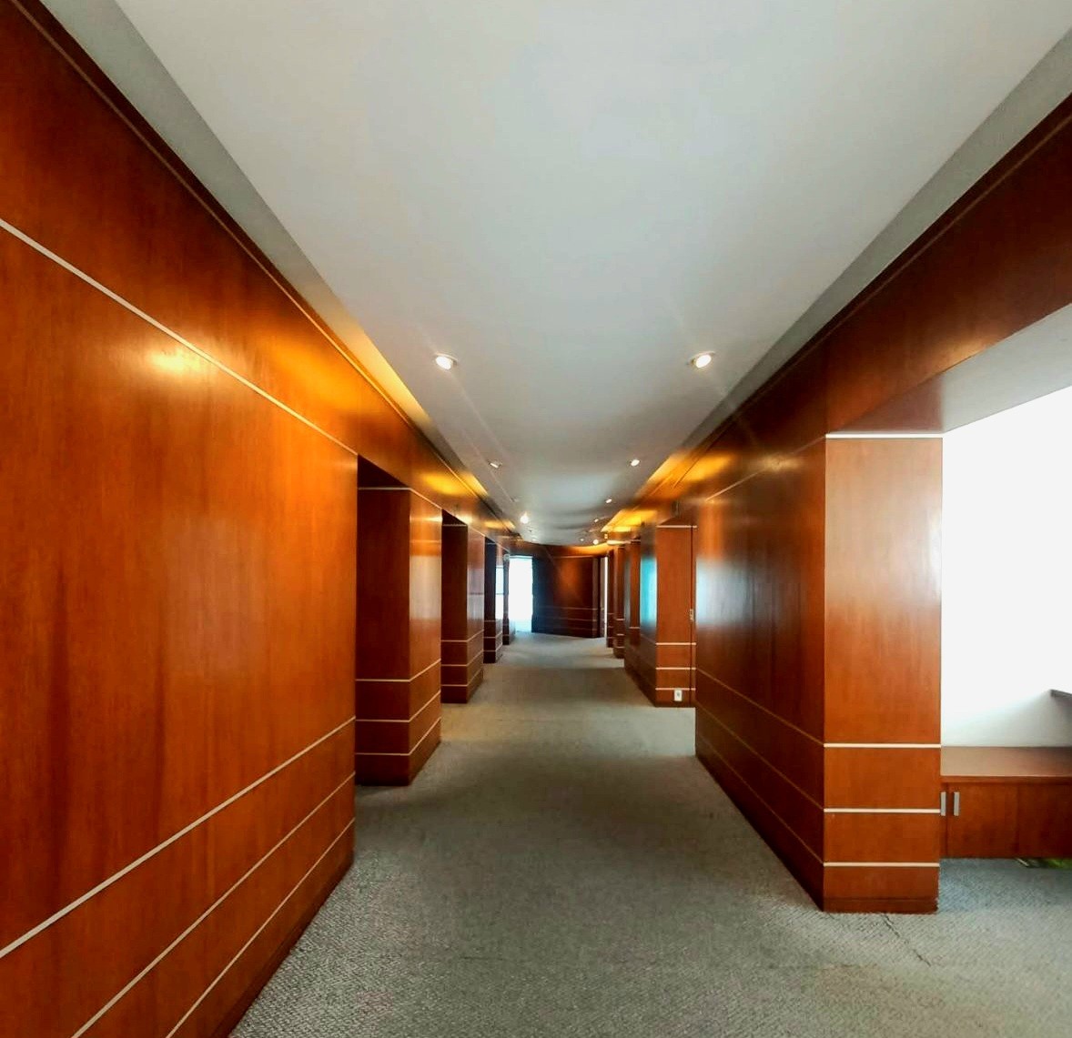Oficina en Alquiler𝗢𝗙𝗜𝗖𝗜𝗡𝗔 𝗘𝗠𝗣𝗥𝗘𝗦𝗔𝗥𝗜𝗔𝗟 𝗗𝗘 𝗟𝗨𝗝𝗢 𝗘𝗡 𝗖𝗔𝗟𝗔𝗖𝗢𝗧𝗢 – 𝗔𝗩. 𝗕𝗔𝗟𝗟𝗜𝗩𝗜Á𝗡  10 dormitorios 6 baños 2 parqueos Foto 12