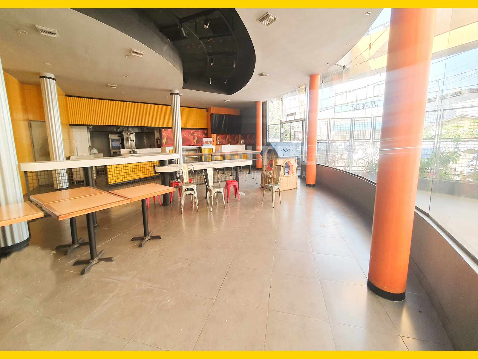Local comercial en Entre 1er y 2do anillo Este en Santa Cruz de la Sierra 2 dormitorios 4 baños 1 parqueos Foto 9