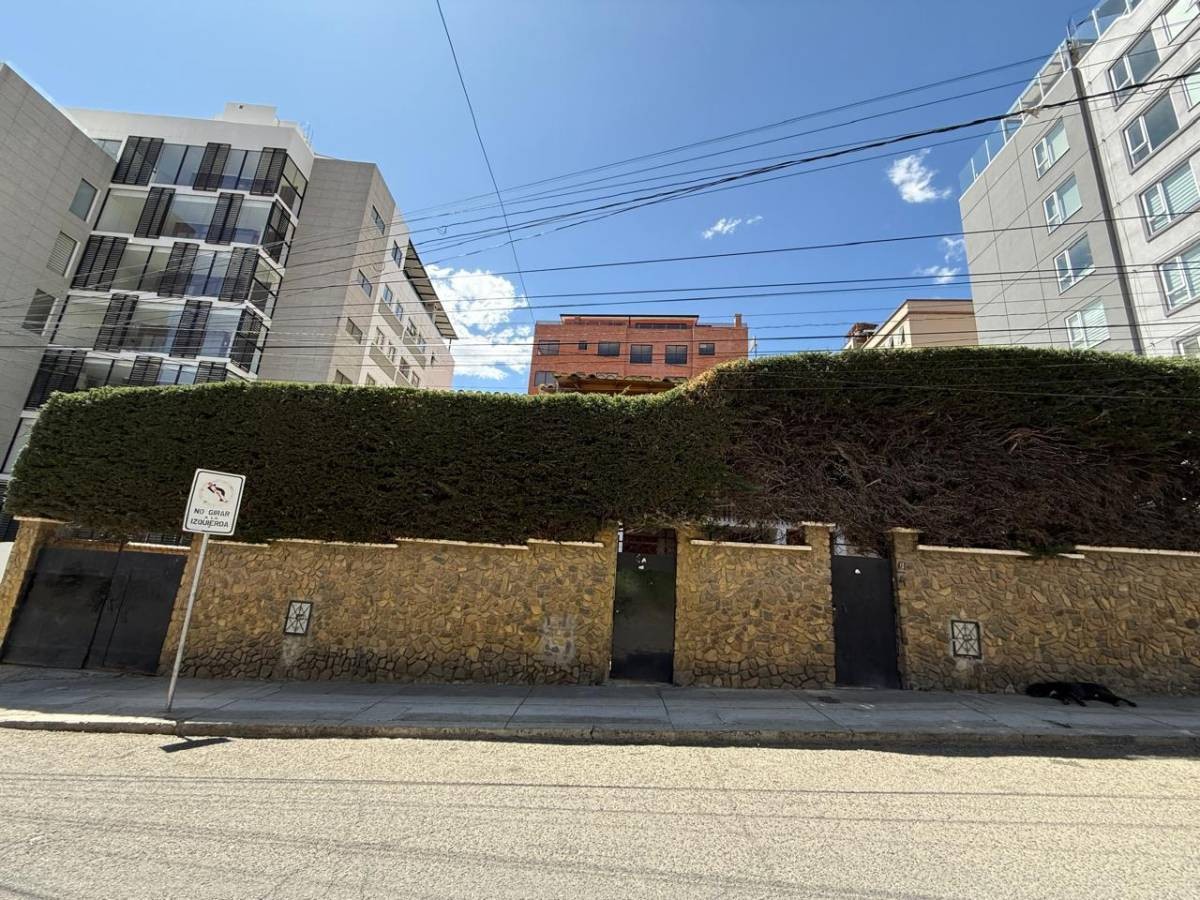 Casa en Calacoto en La Paz 4 dormitorios 5 baños 3 parqueos Foto 1