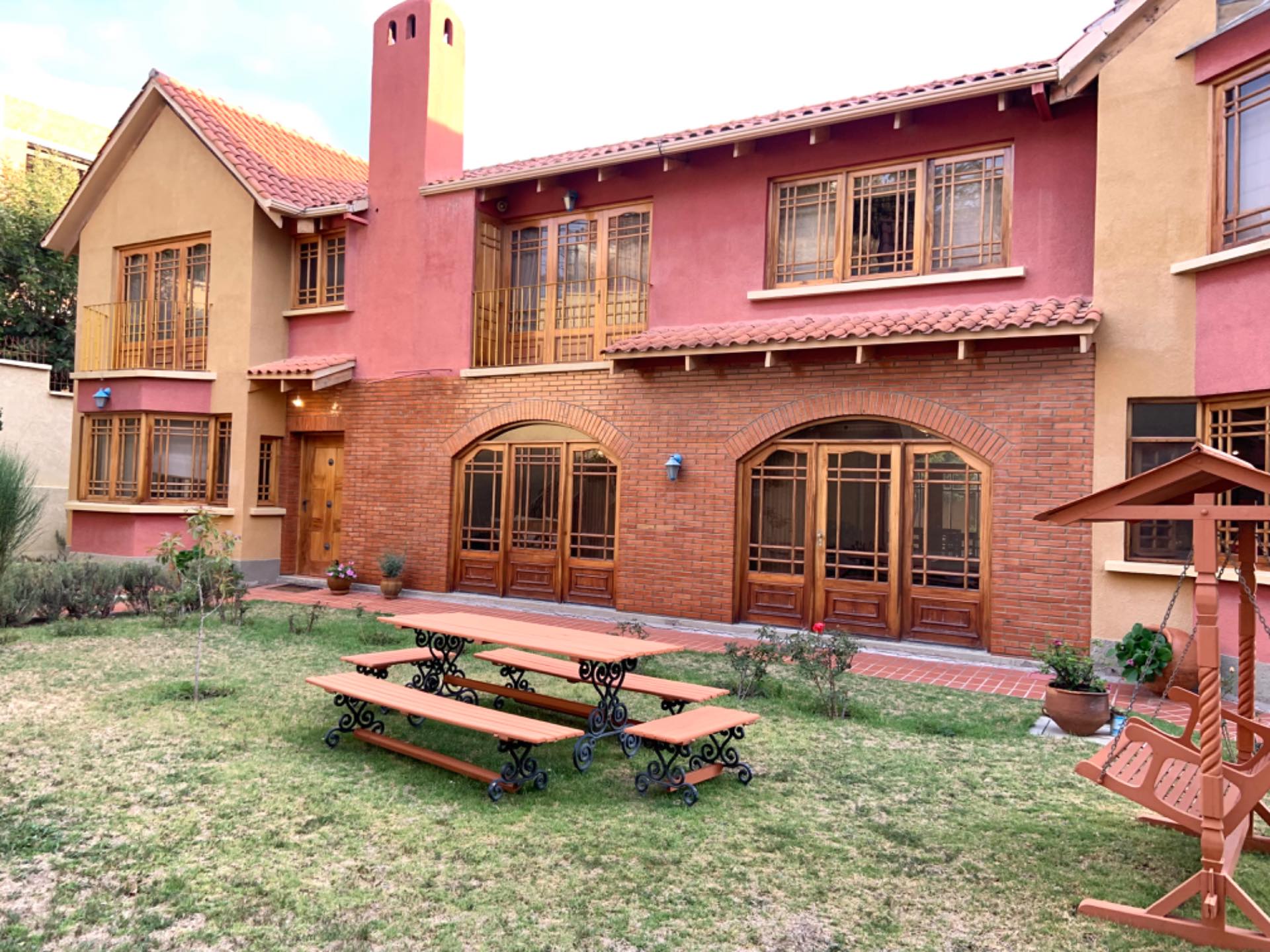 Casa en Mallasilla en La Paz 4 dormitorios 4 baños 3 parqueos Foto 2
