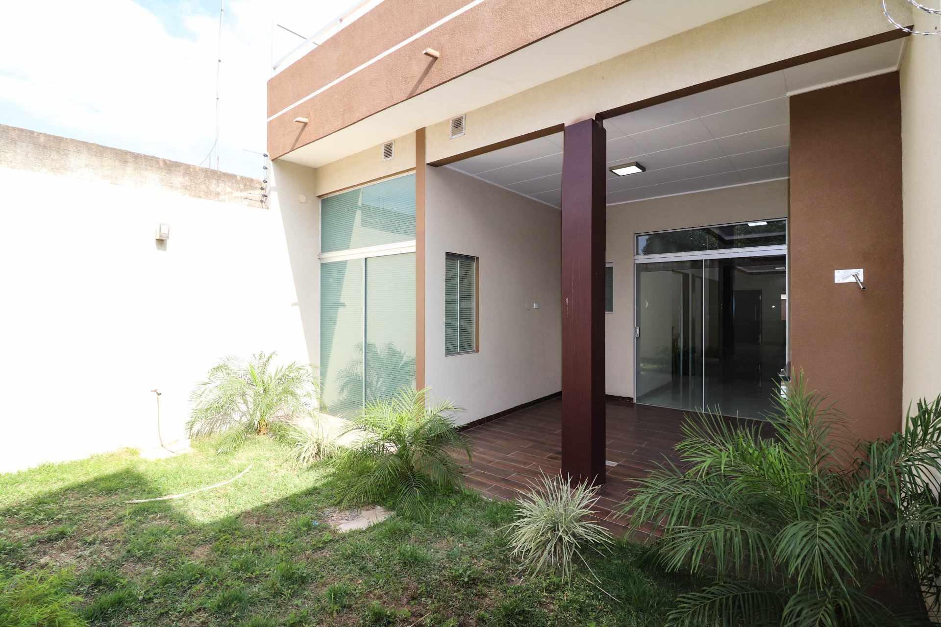 Casa en Entre 7mo y 8vo anillo Sur en Santa Cruz de la Sierra 4 dormitorios 3 baños 2 parqueos Foto 13