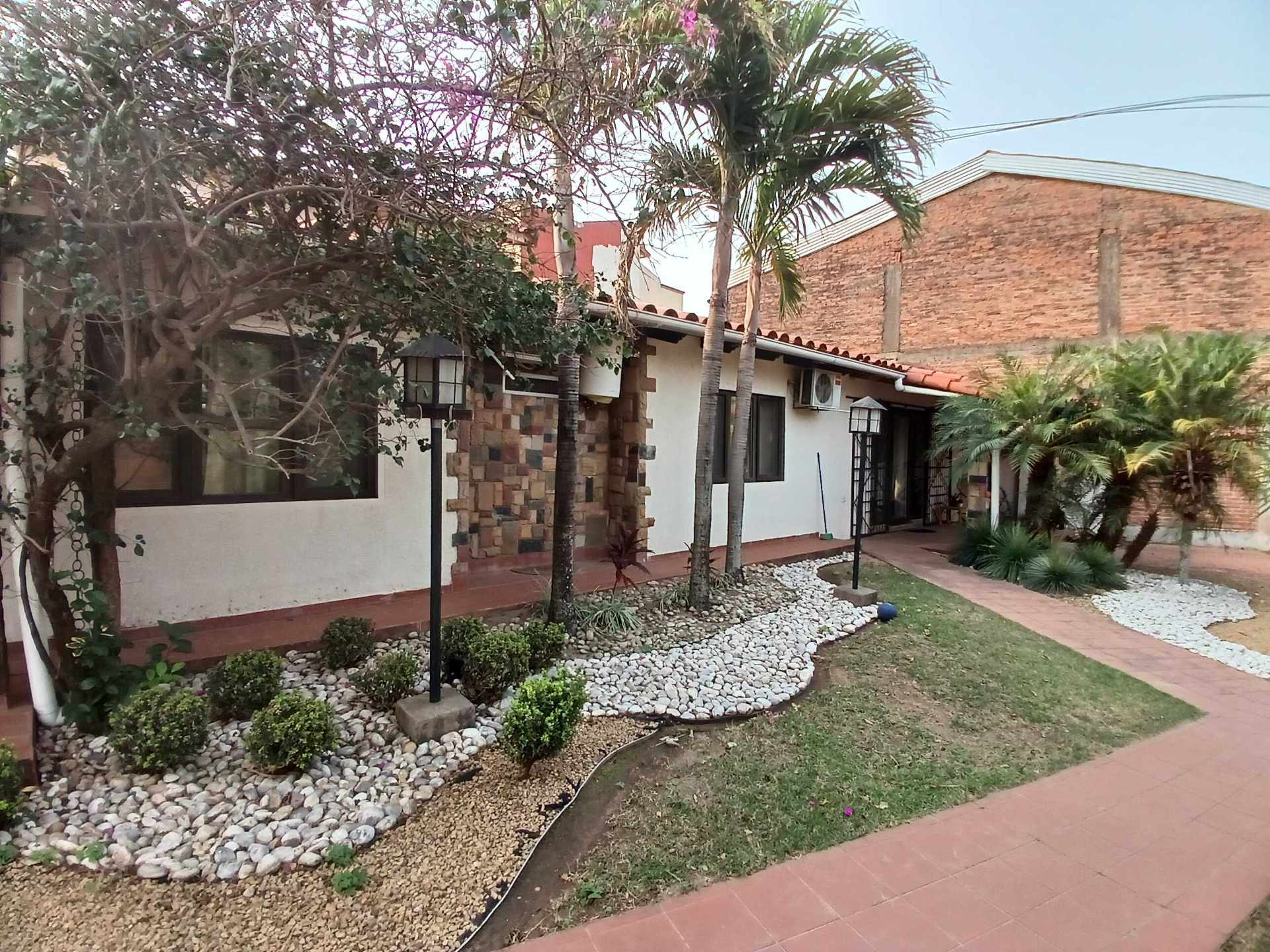 Casa en Entre 7mo y 8vo anillo Sur en Santa Cruz de la Sierra 3 dormitorios 3 baños 2 parqueos Foto 2