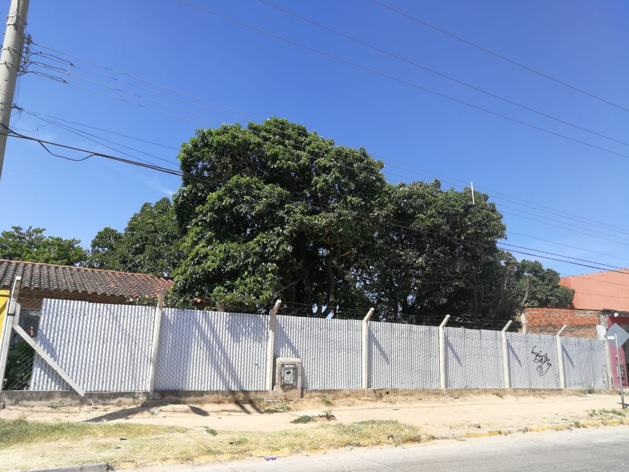 Terreno en VentaAVENIDA TRES PASOS AL FRENTE Y 7MO ANILLO    Foto 4