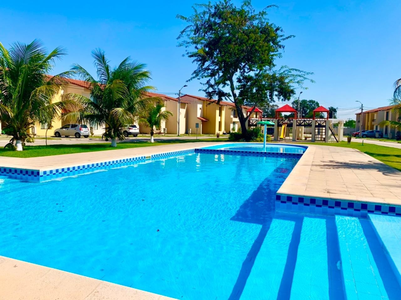 Casa en VentaCondominio Colonial Norte. Av. Bánzer km 8 1/2, atrás del Colegio Cambridge 3 dormitorios 3 baños 4 parqueos Foto 9