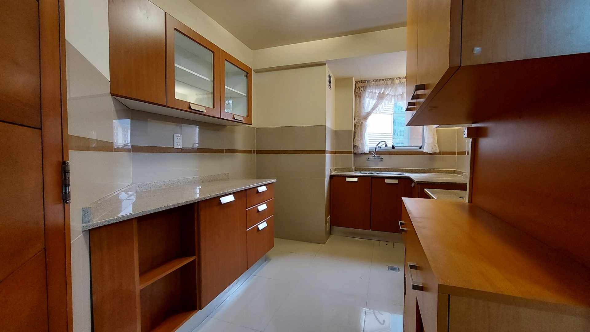 Departamento Av. 6 de Agosto, cerca a la Embajada Americana y Teleférico Celeste Foto 3