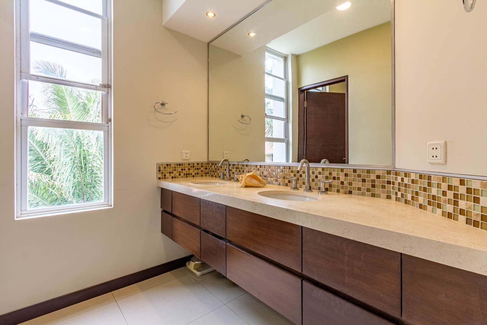 Casa URUBO CONDOMINIO JARDINES DEL URUBO 1
HERMOSA Y ELEGANTE AMOBLADA CASA EN ALQUILER !!!!
CON 4 HABITACIONES SUITE  Foto 11