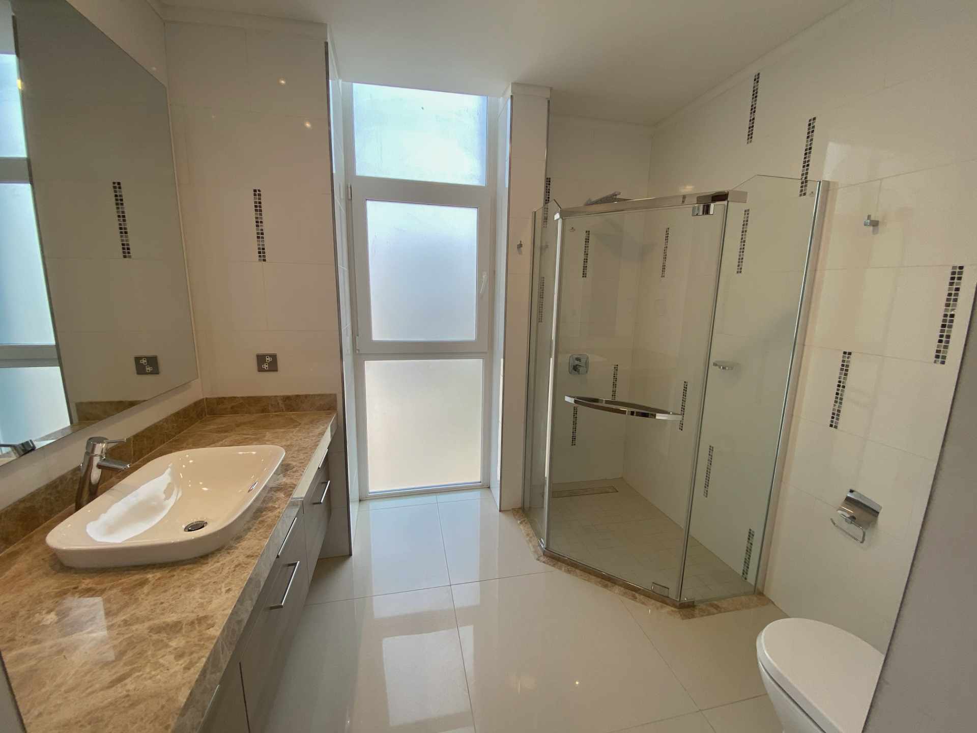 Departamento en Entre 2do y 3er anillo Oeste en Santa Cruz de la Sierra 3 dormitorios 3 baños 1 parqueos Foto 7