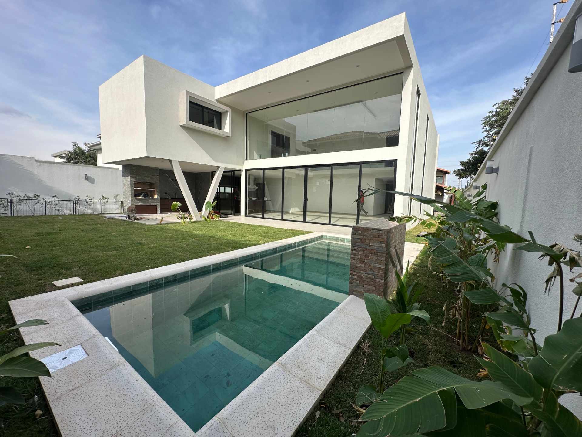 Casa en Urubó en Santa Cruz de la Sierra 4 dormitorios 5 baños 6 parqueos Foto 1