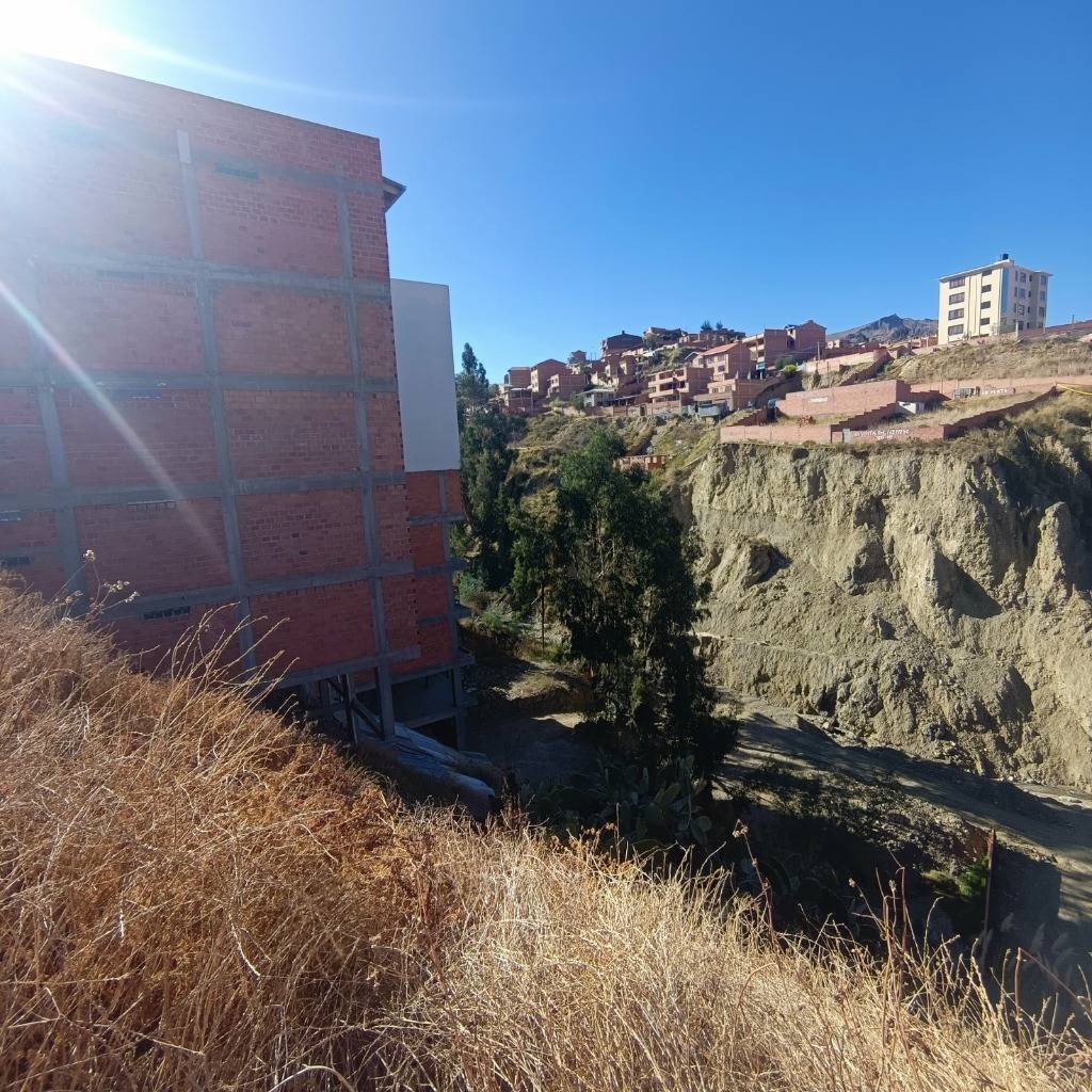 Terreno en VentaAlto irpavi, sobre Av. Circunvalación     Foto 2