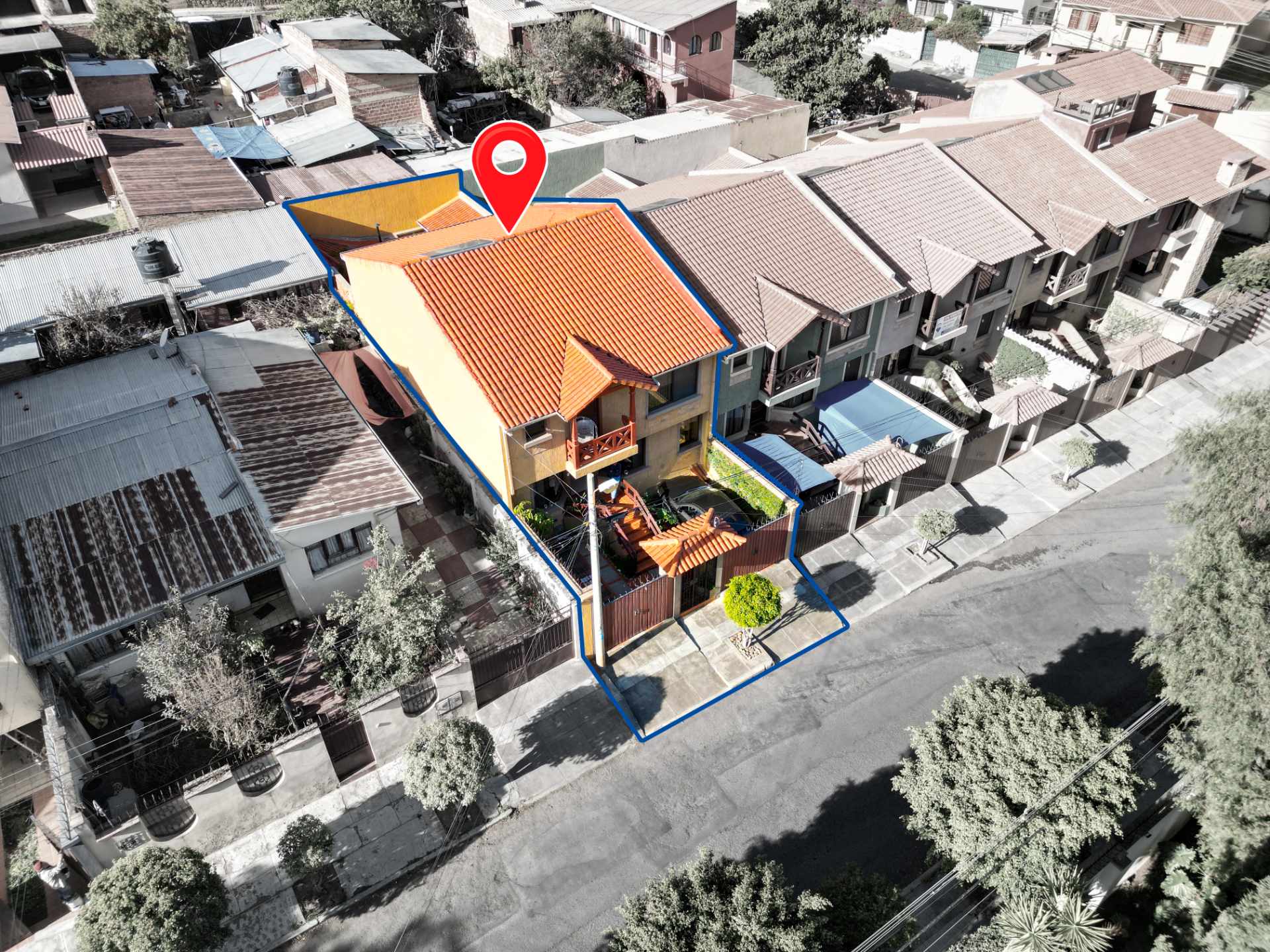Casa en Mesadilla en Cochabamba 4 dormitorios 4 baños 2 parqueos Foto 1