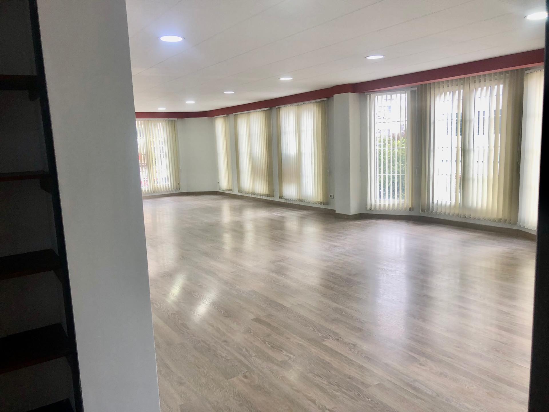 Oficina en AlquilerEXCELENTE UBICACION
ALQUILA ESTA OFICINA 3 dormitorios 1 baños 1 parqueos Foto 1