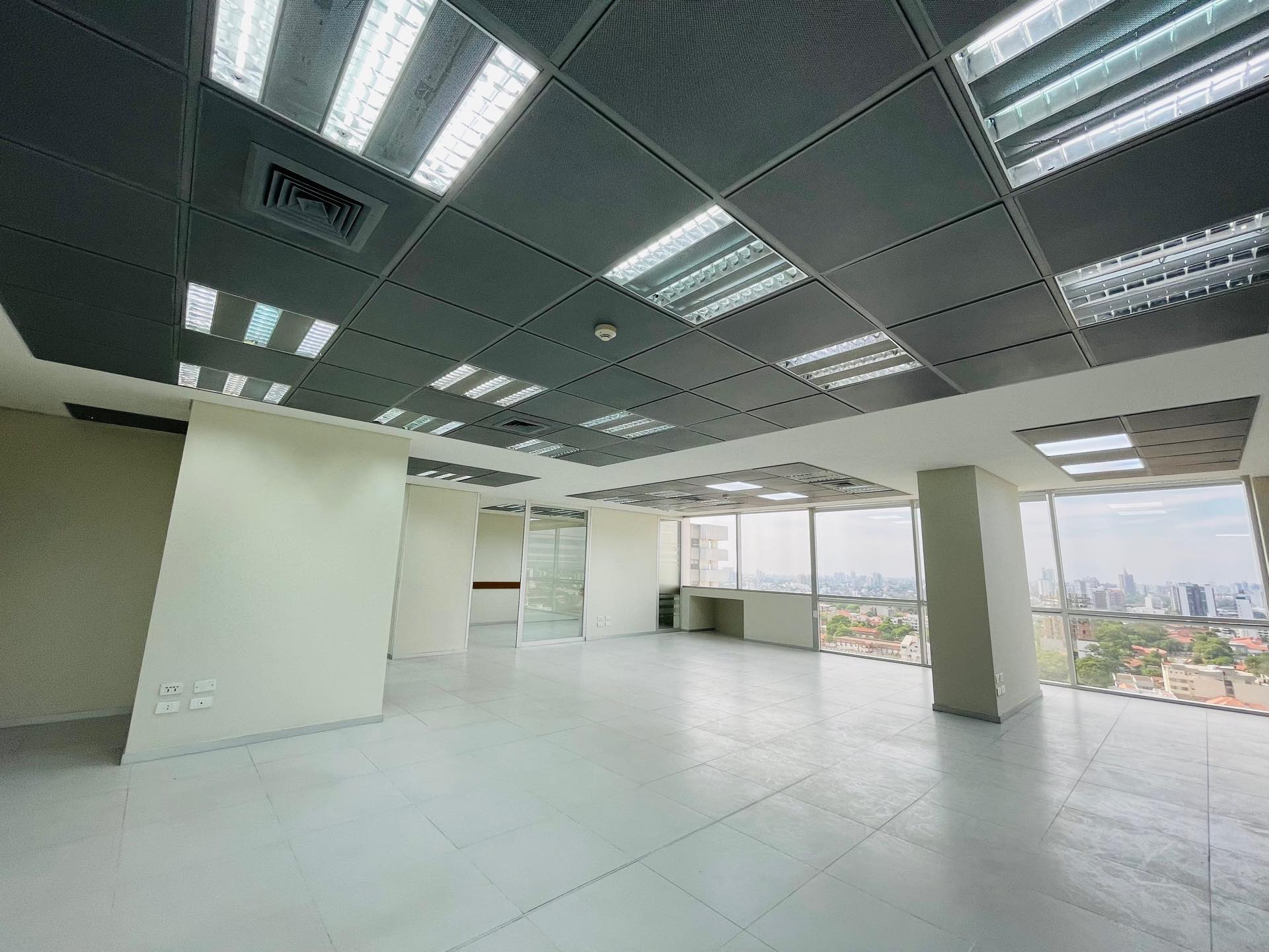 Oficina en AlquilerEdificio Torre Duo, Equipetrol 4to anillo  Foto 2