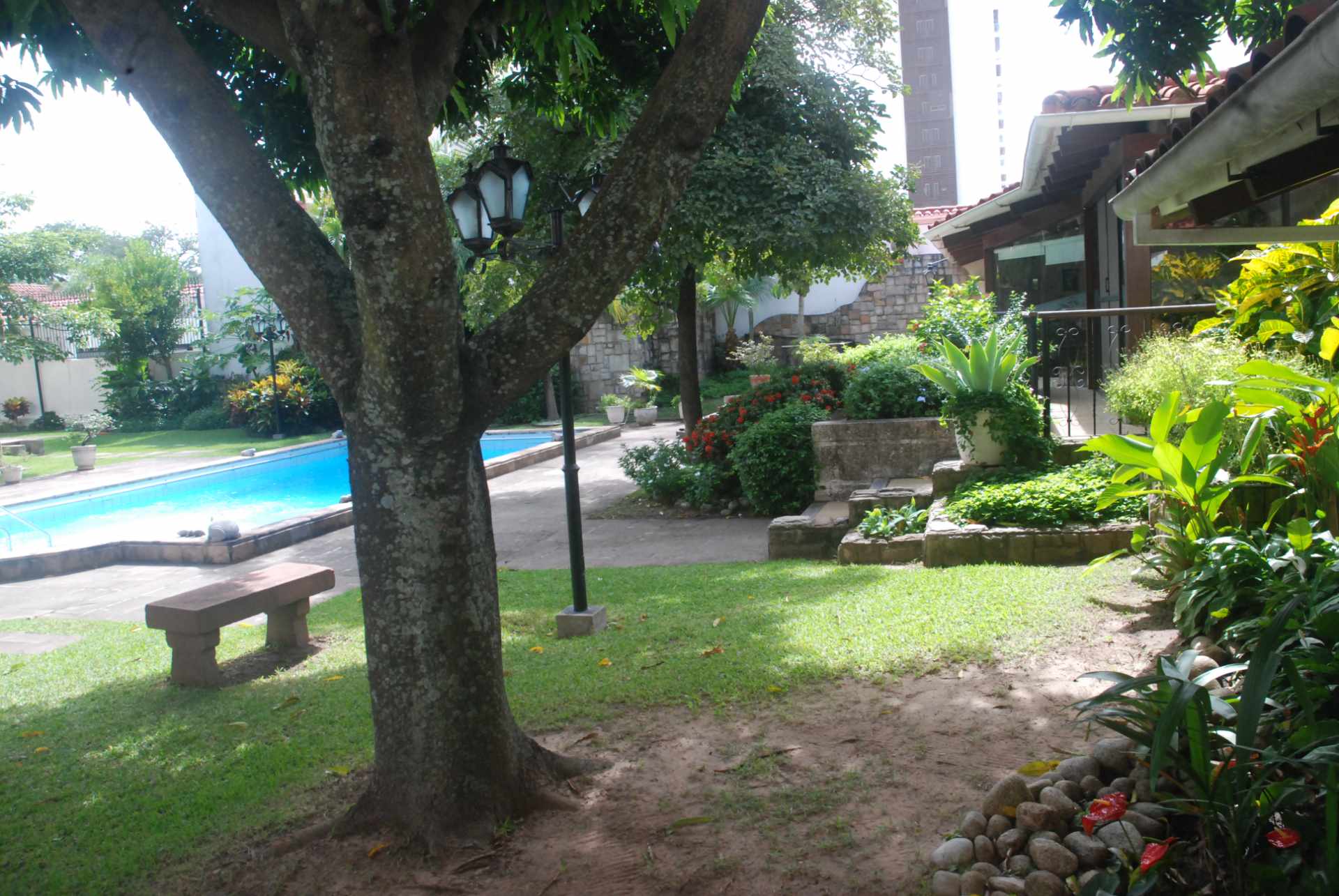 Casa en AlquilerBarrio Sirari 5 dormitorios 7 baños 2 parqueos Foto 4