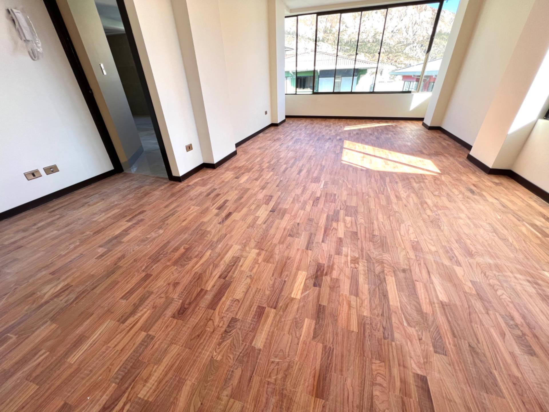 Departamento en Los Pinos en La Paz 3 dormitorios 3 baños 1 parqueos Foto 2