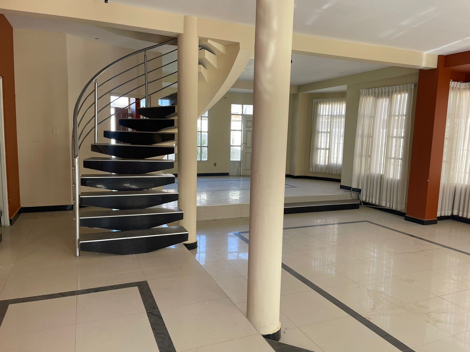 Casa en Sacaba en Cochabamba 4 dormitorios 4 baños 3 parqueos Foto 12