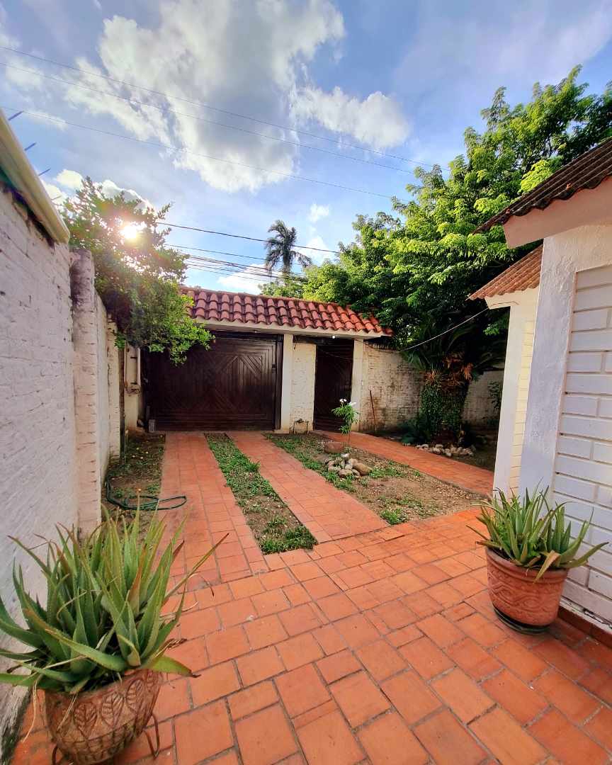Casa en AlquilerURBANIZACIÓN EL MUNDO 
Av  Virgen de Cotoca 6to anillo 

Linda CASA EN ALQUILER 
Bs. 3.300. 
3 DORMITORIOS 

 3 dormitorios 2 baños 3 parqueos Foto 2