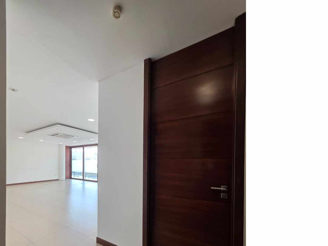 Departamento en AlquilerZona Norte 
6to. Anillo ( Av.Banzer y Beni)
Condominio Torres de  la Sierra 3 dormitorios 4 baños 1 parqueos Foto 26