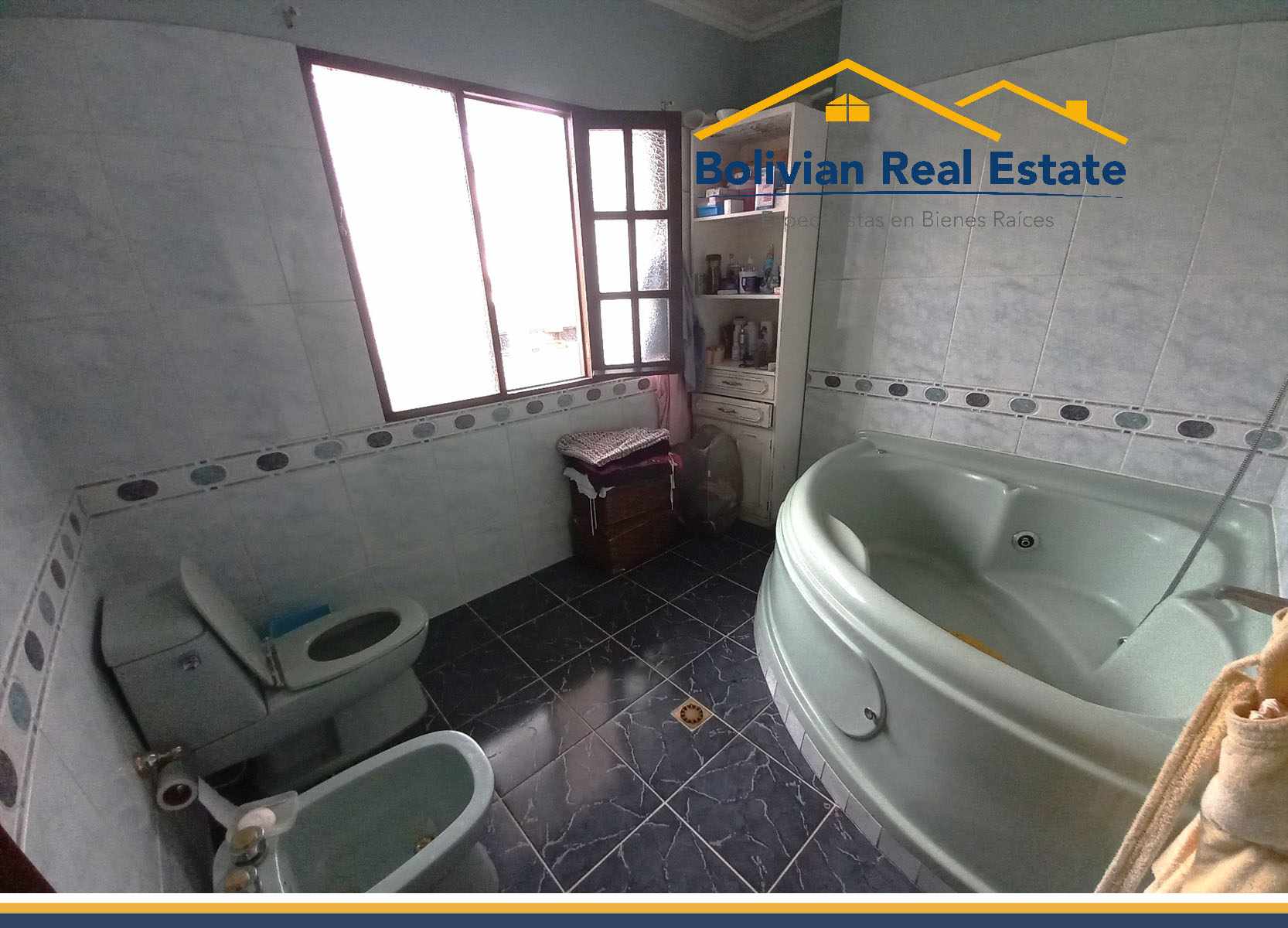Casa en VentaEN EXCELENTE UBICACIÓN, COMODA CASA EN VENTA EN ACHUMANI 4 dormitorios 4 baños 2 parqueos Foto 11