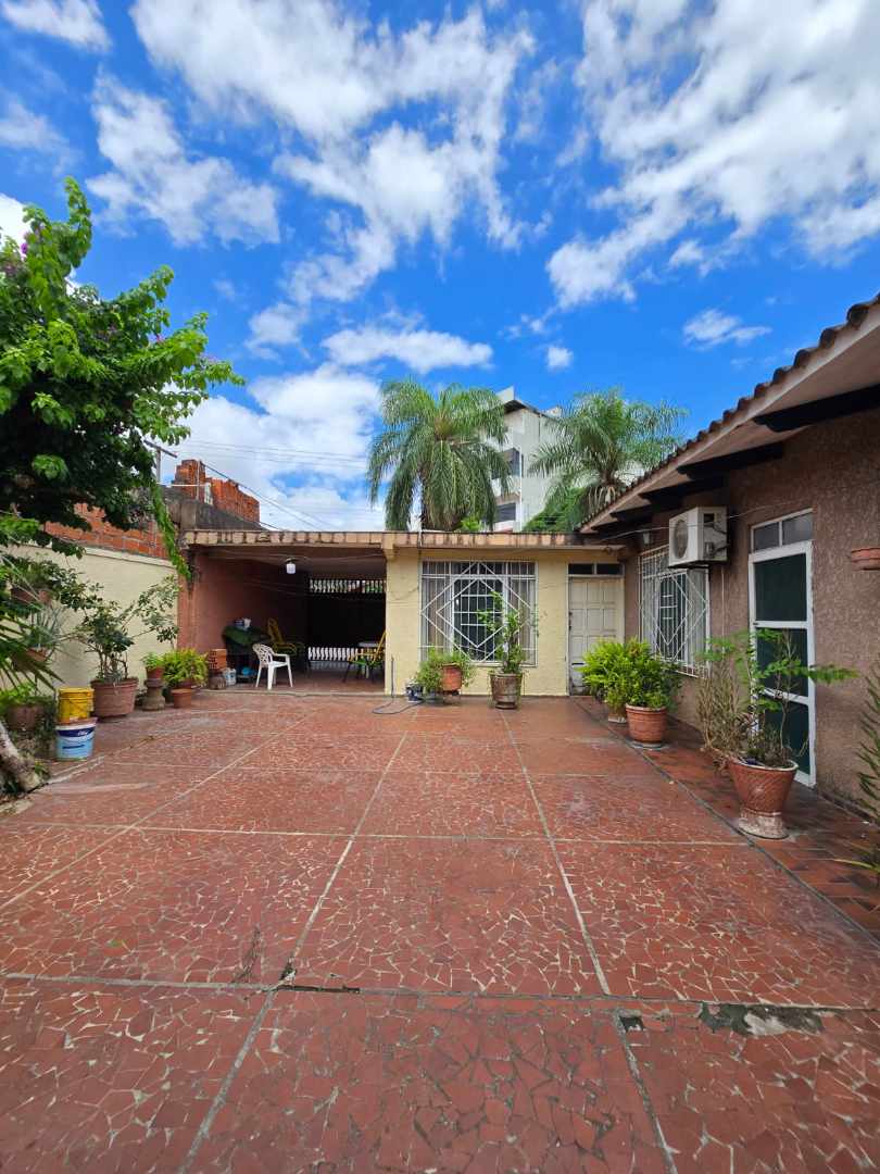 Casa en AlquilerAv. 3 Pasos al Frente, 3er anillo, entrada a la Bimodal, calle Carmelo Ortiz # 3130 2 dormitorios 2 baños 2 parqueos Foto 12