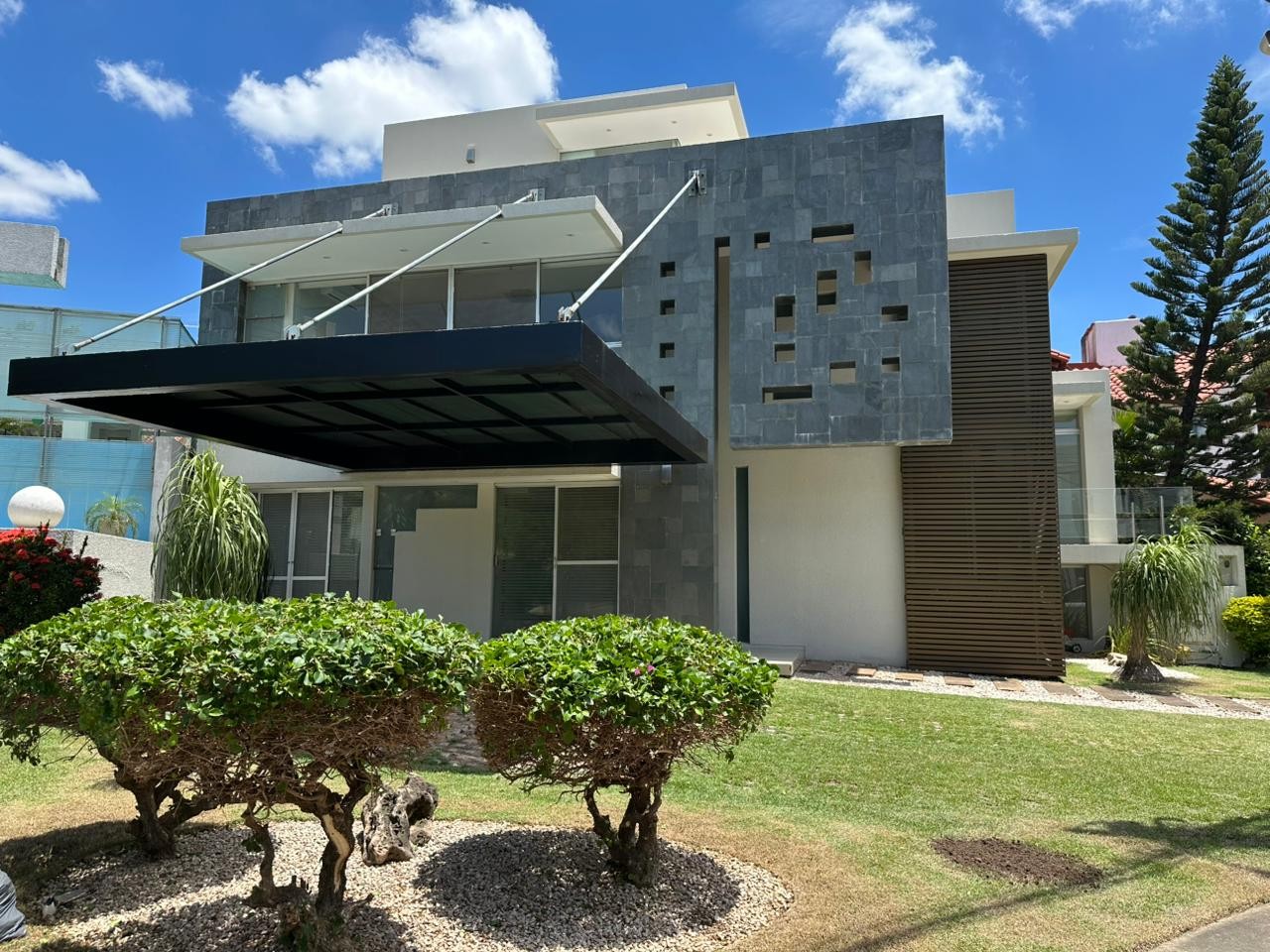 Casa en Entre 4to y 5to anillo Norte en Santa Cruz de la Sierra 5 dormitorios 6 baños 2 parqueos Foto 1