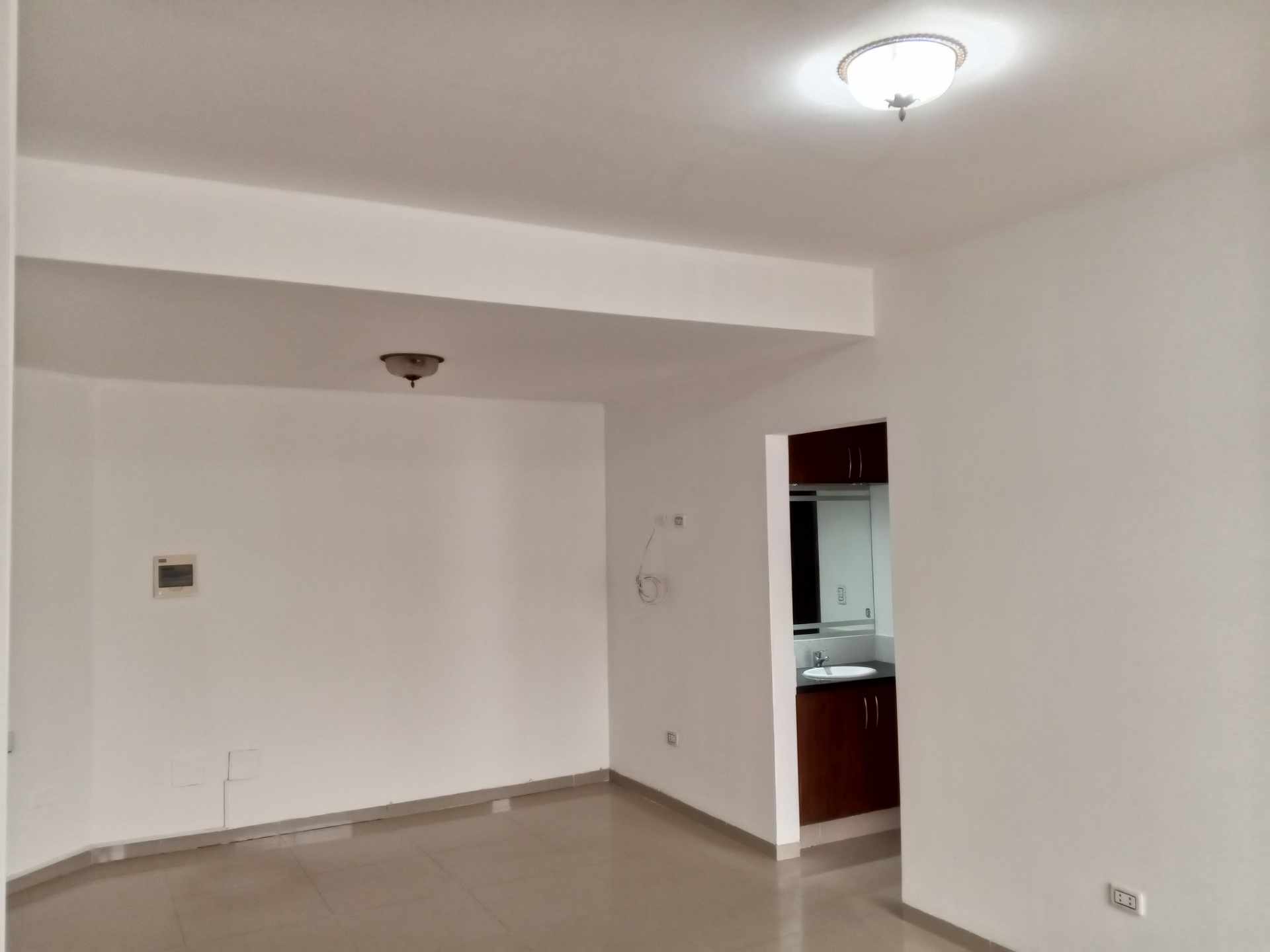 Departamento [CONDOMINIO JERUSALEN| 4TO. Y 5TO. ANILLO ZONA NORTE ENTRE RADIAL 26 Y 27 CERCA DE MALL LAS BRISAS] ALQUILER SIN MUEBLES DPTO. 1 DORMITORIO SIN PARQUEO Foto 2