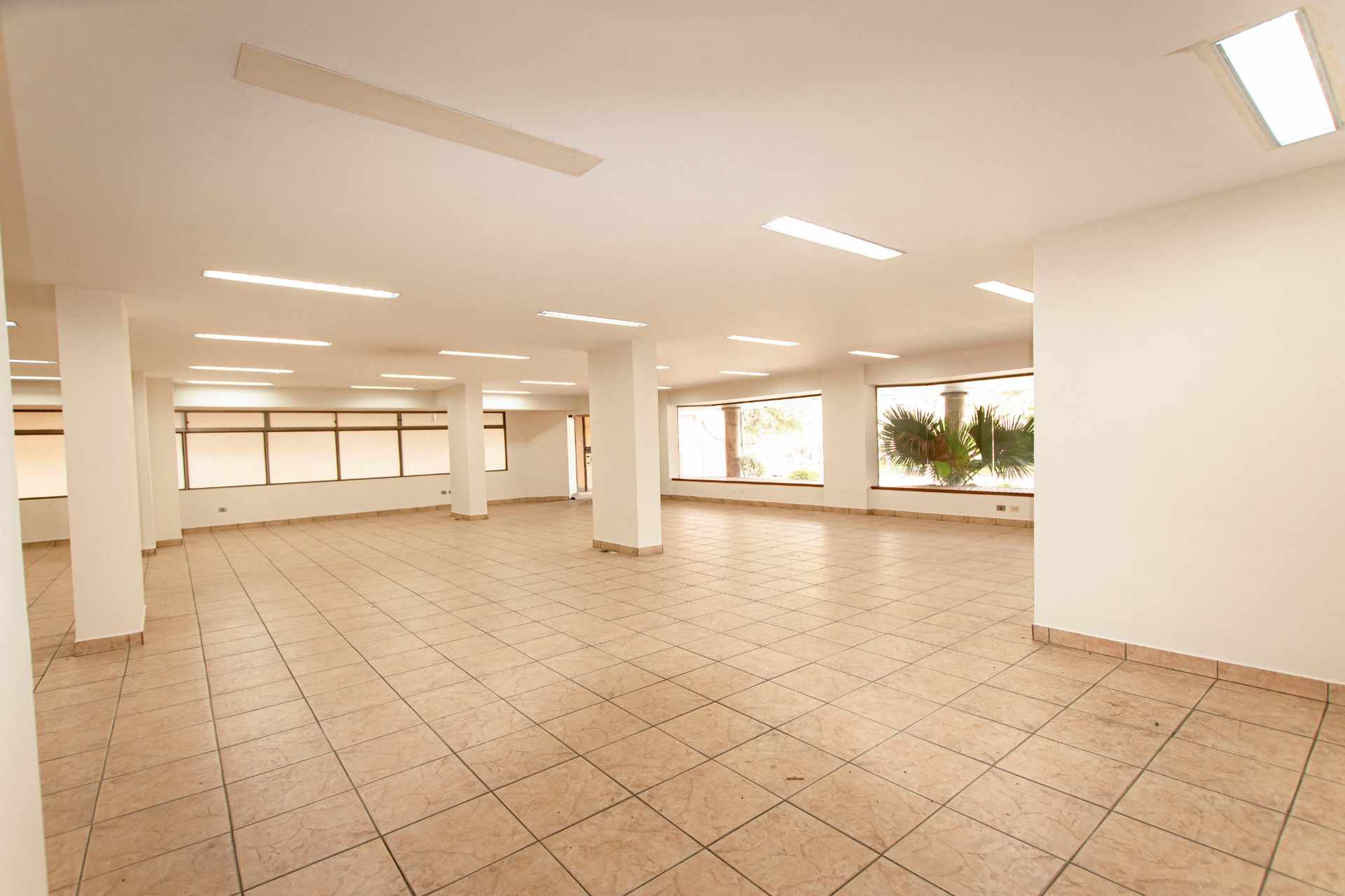 Local comercial en AlquilerAv. Ballivian, Prado - Edif. Torres del Sol - Centro - Cochabamba  2 baños  Foto 1