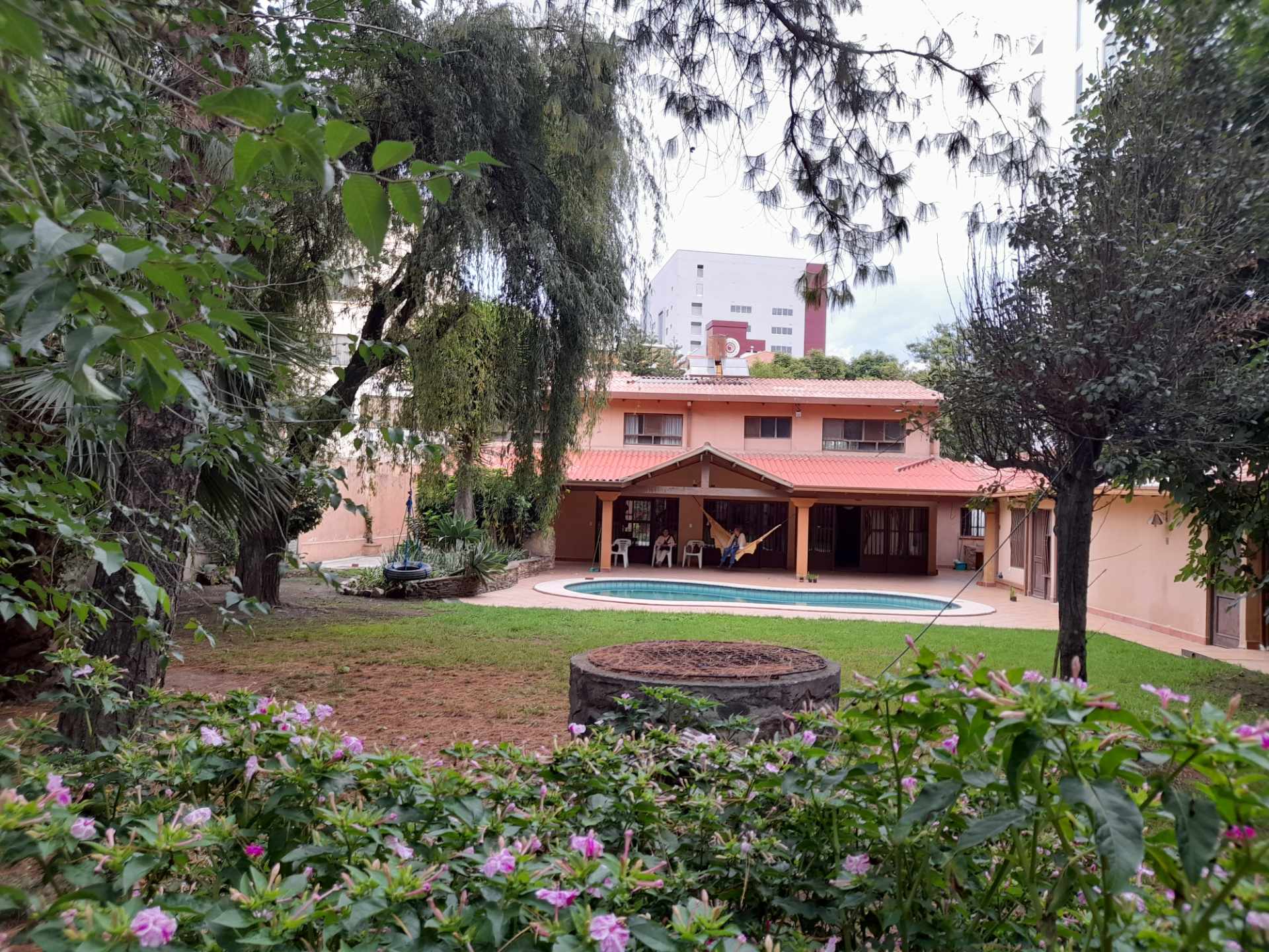 Casa en Cala Cala en Cochabamba 4 dormitorios 6 baños 6 parqueos Foto 2