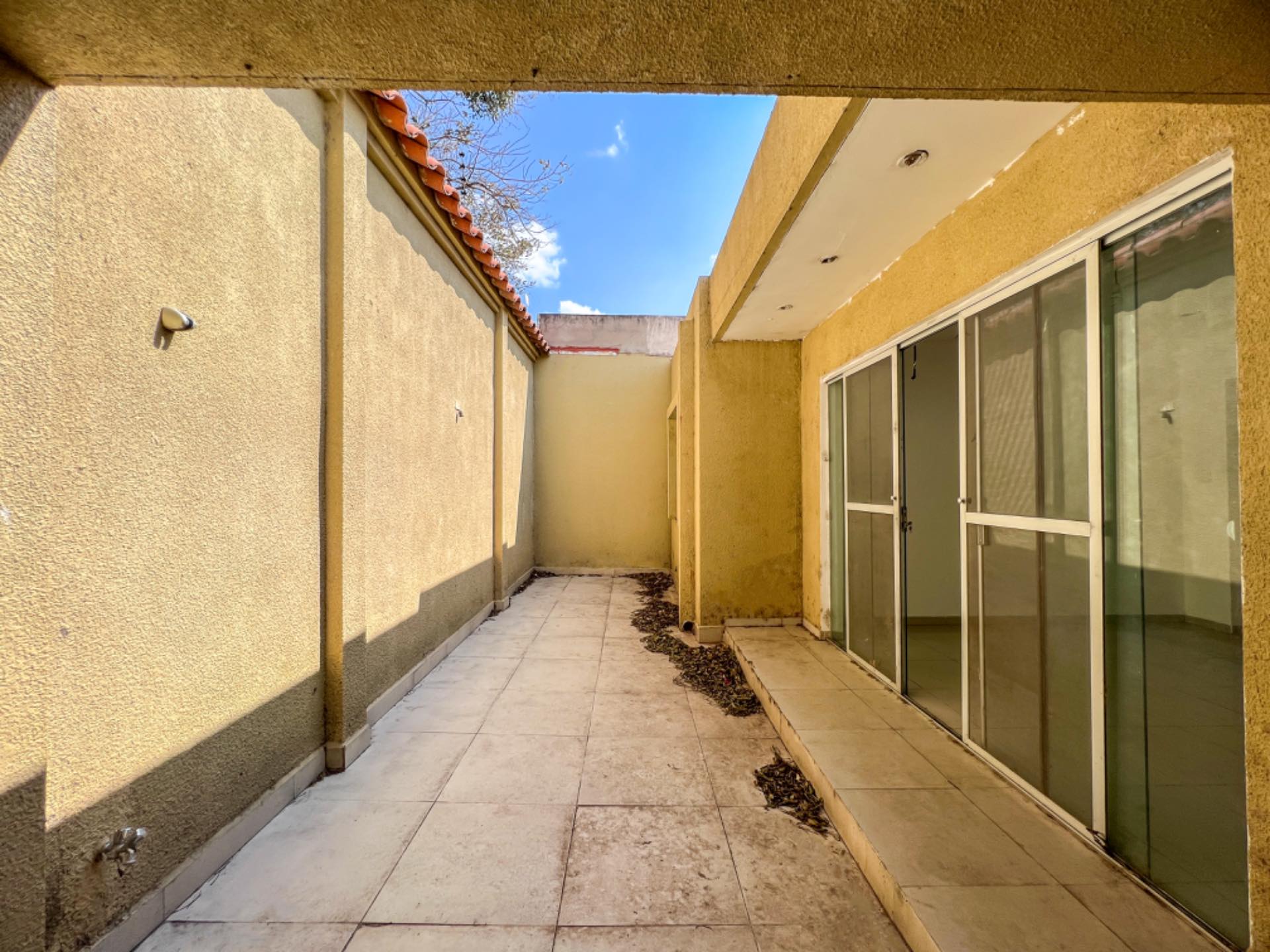 Casa en VentaAv BANZER 9no anillo  Foto 3