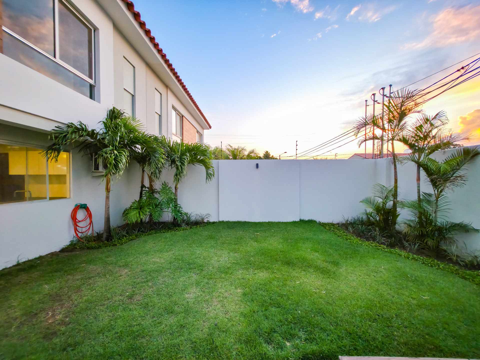 Casa en VentaAv Pirai 6to anillo Condominio Palma mallorca 4 dormitorios 4 baños 4 parqueos Foto 2