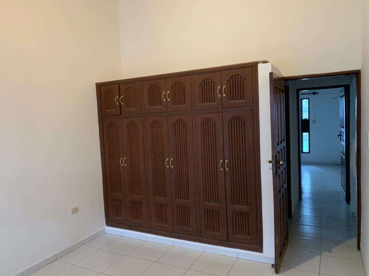 Casa en Entre 2do y 3er anillo Este en Santa Cruz de la Sierra 4 dormitorios 4 baños 3 parqueos Foto 12