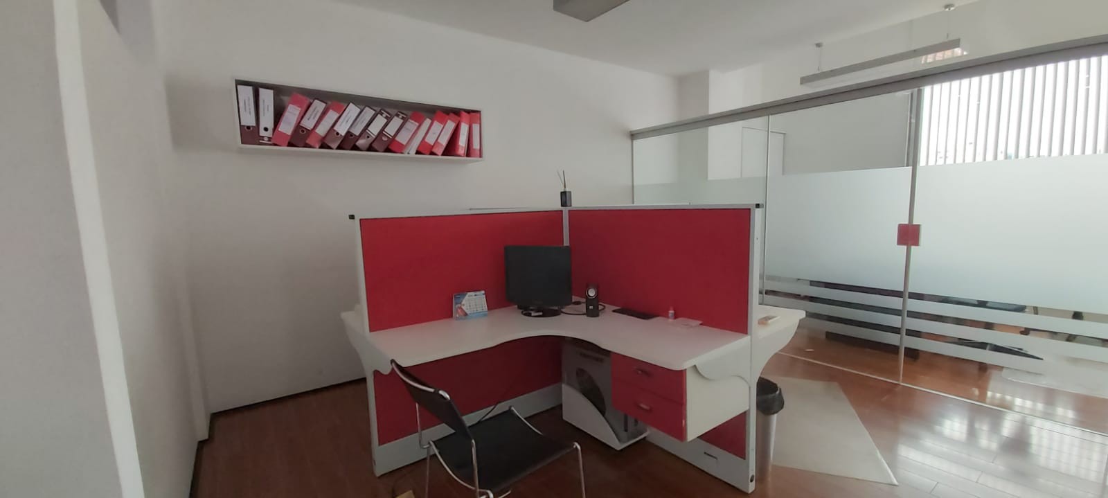 Oficina en AlquilerEDIFICIO SPAZIO, se encuentra en la zona Norte, por  la Av. Beni entre el 2do y 3er. anillo. 5 dormitorios 2 baños  Foto 7