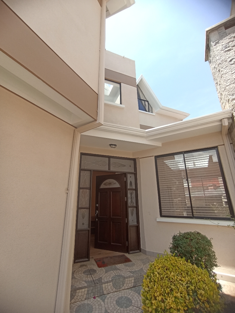 Casa en VentaACHUMANI LOMAS DE ACHUMANI  3 dormitorios 4 baños 2 parqueos Foto 2