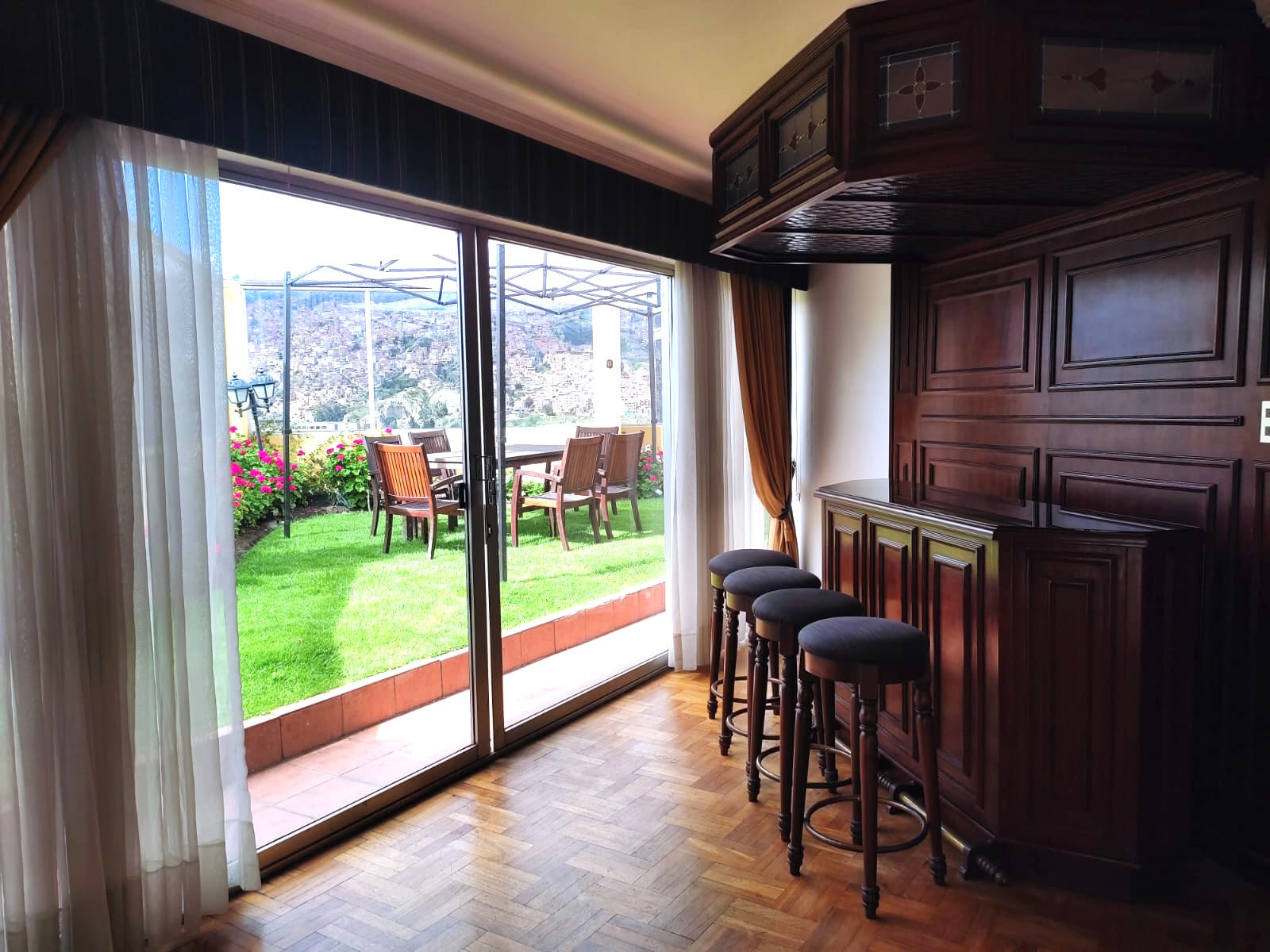 Departamento en VentaSan Jorge, Av. Arce esq. Gosalvez 4 dormitorios 6 baños 2 parqueos Foto 2