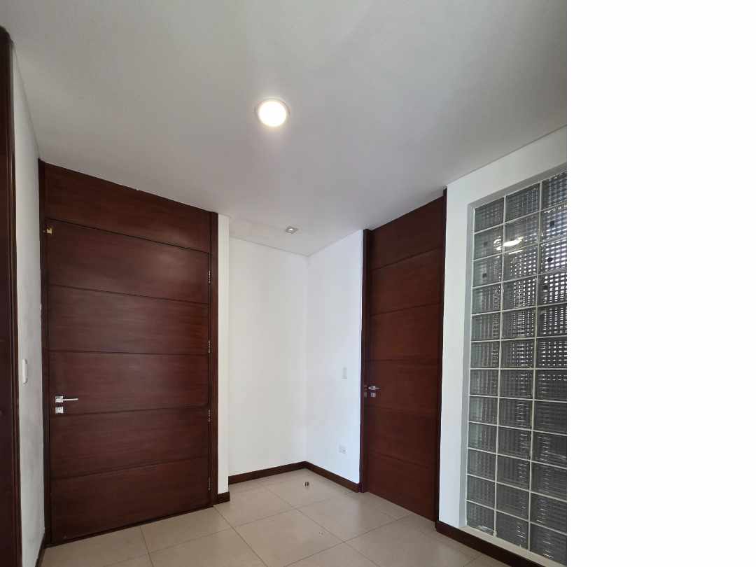 Departamento en AlquilerZona Norte 
6to. Anillo ( Av.Banzer y Beni)
Condominio Torres de  la Sierra 3 dormitorios 4 baños 1 parqueos Foto 13