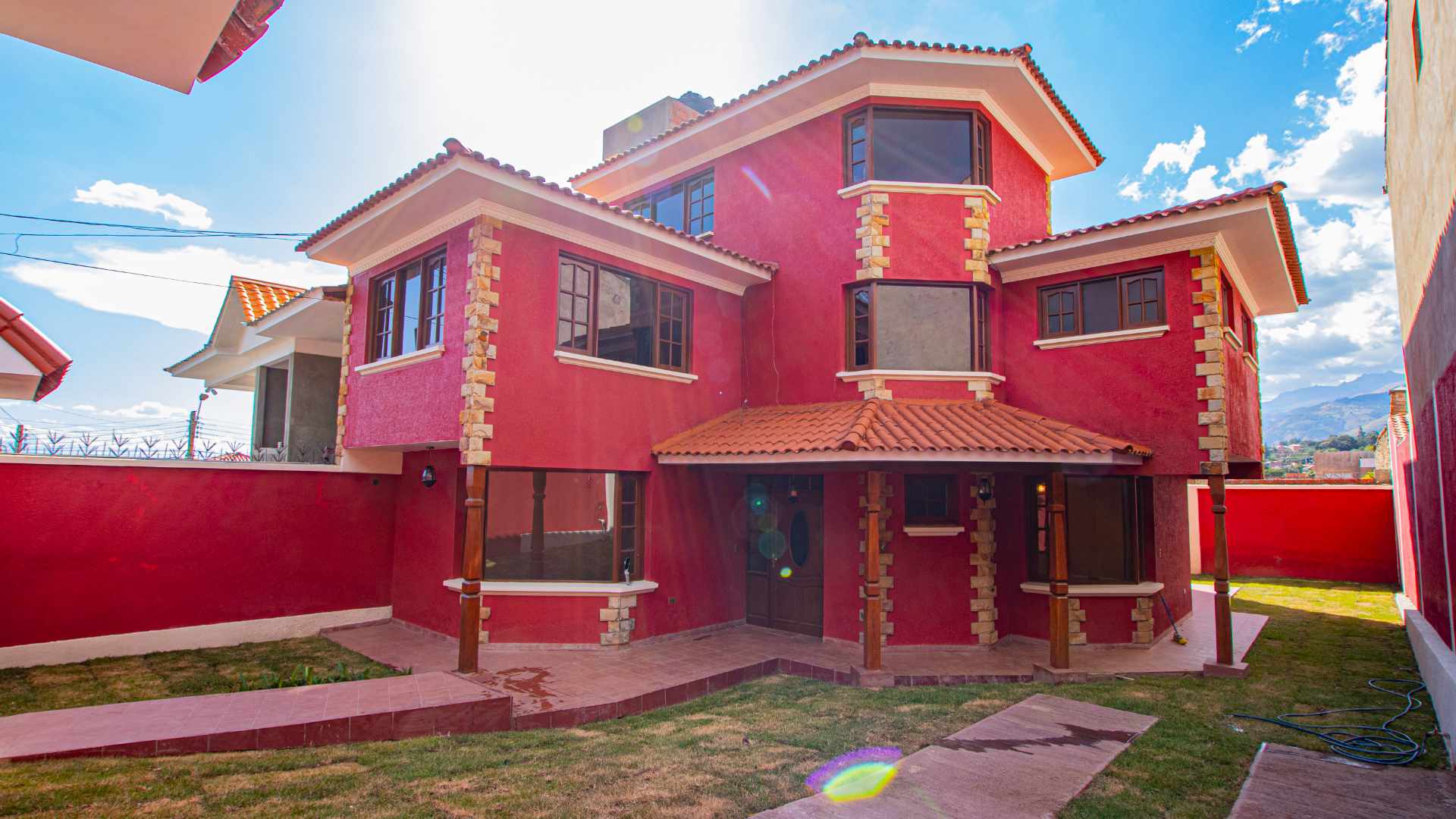 Casa en VentaCalle Sumaj Kawsana 3 dormitorios 3 baños 2 parqueos Foto 1
