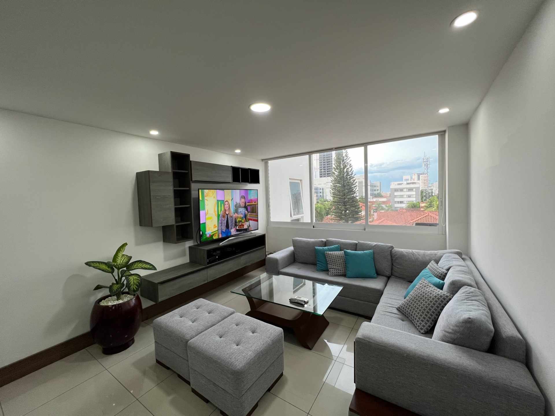 Departamento en AlquilerCondominio La Boutique, Equipetrol, 2do. y 3er. Anillo, cerca de todo.  2 dormitorios 2 baños 1 parqueos Foto 3