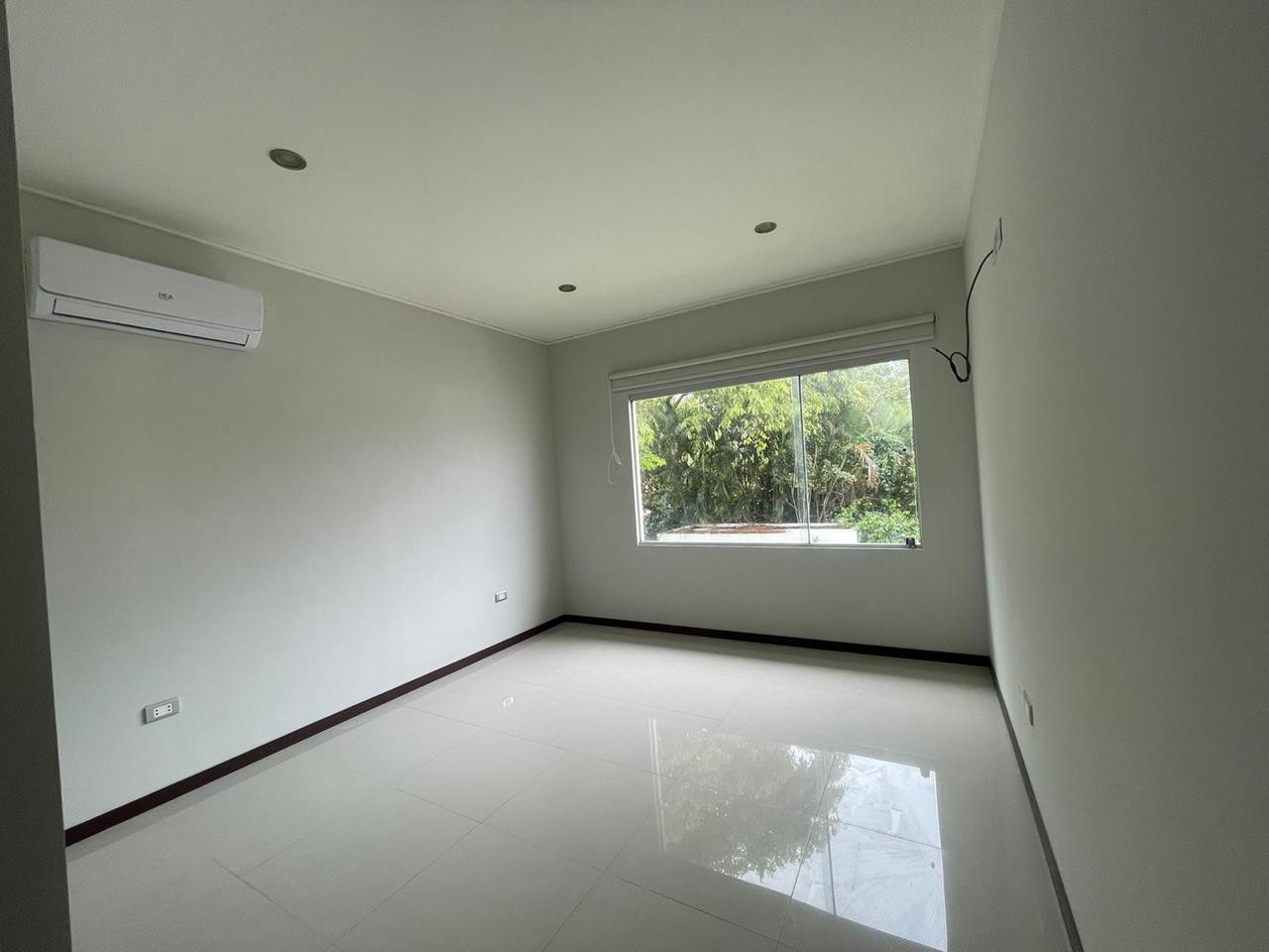 Casa en Entre 3er y 4to anillo Oeste en Santa Cruz de la Sierra 4 dormitorios 6 baños 4 parqueos Foto 33