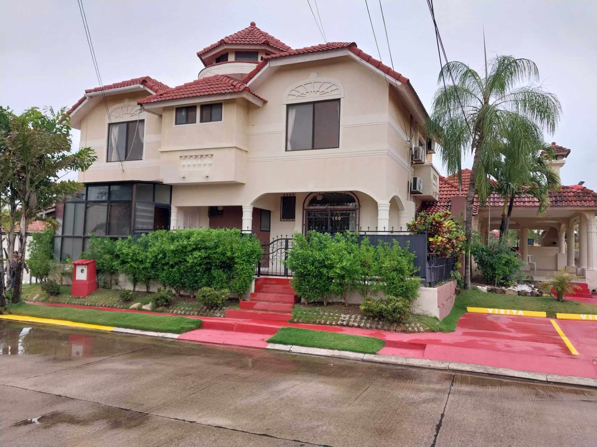 VENDO CASA 3 PLANTAS en COND. CENTURIAS us 145,000