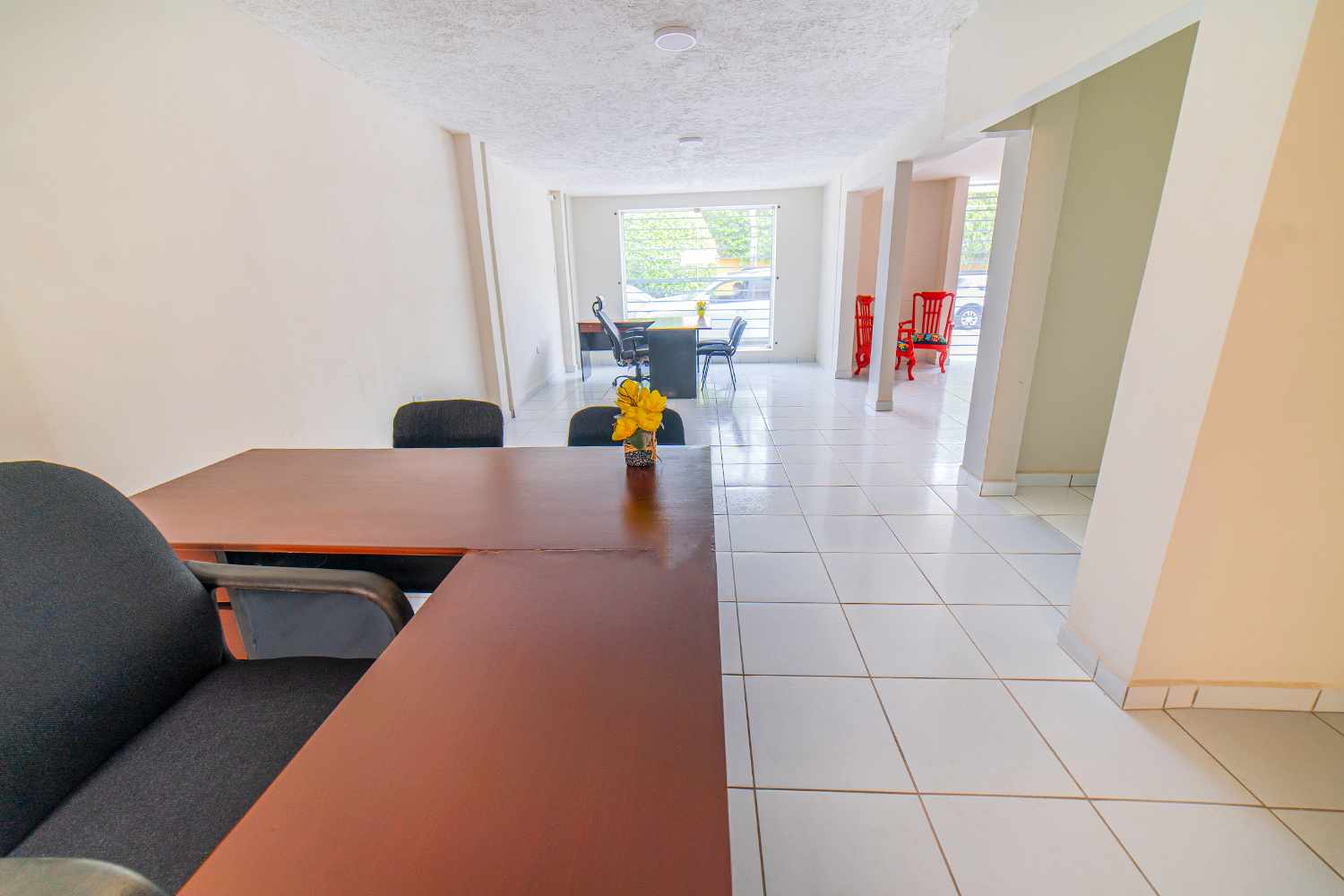 Oficina en AlquilerCalle Lima, Av Alemana 2do Anillo 1 dormitorios 2 baños 2 parqueos Foto 2