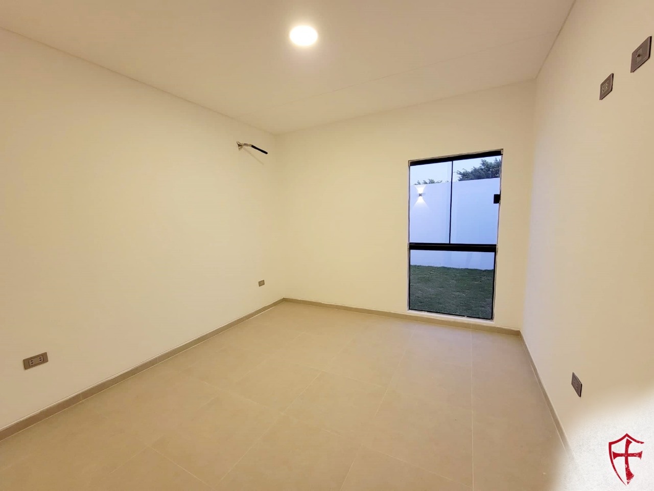 Casa Av banzer y canal pedro velez 7mo anillo Foto 8