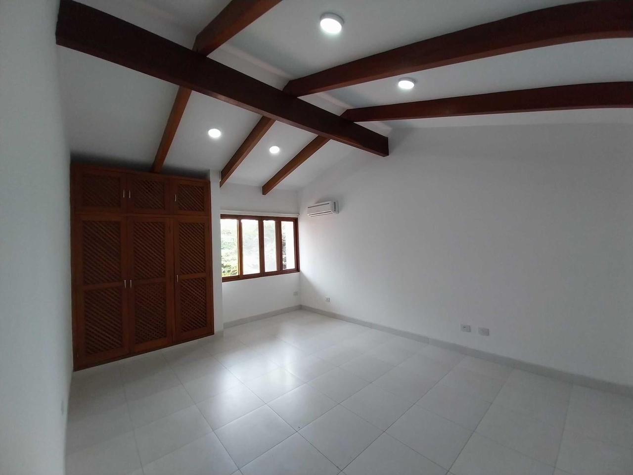 Casa en AlquilerCASA EN ALQUILER - ZONA OESTE - AV. ROCA Y CORONADO  Foto 8