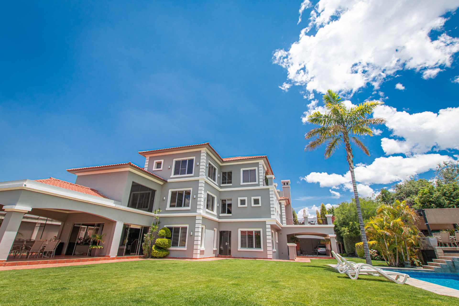 Casa en Aranjuez en Cochabamba 5 dormitorios 8 baños 6 parqueos Foto 2