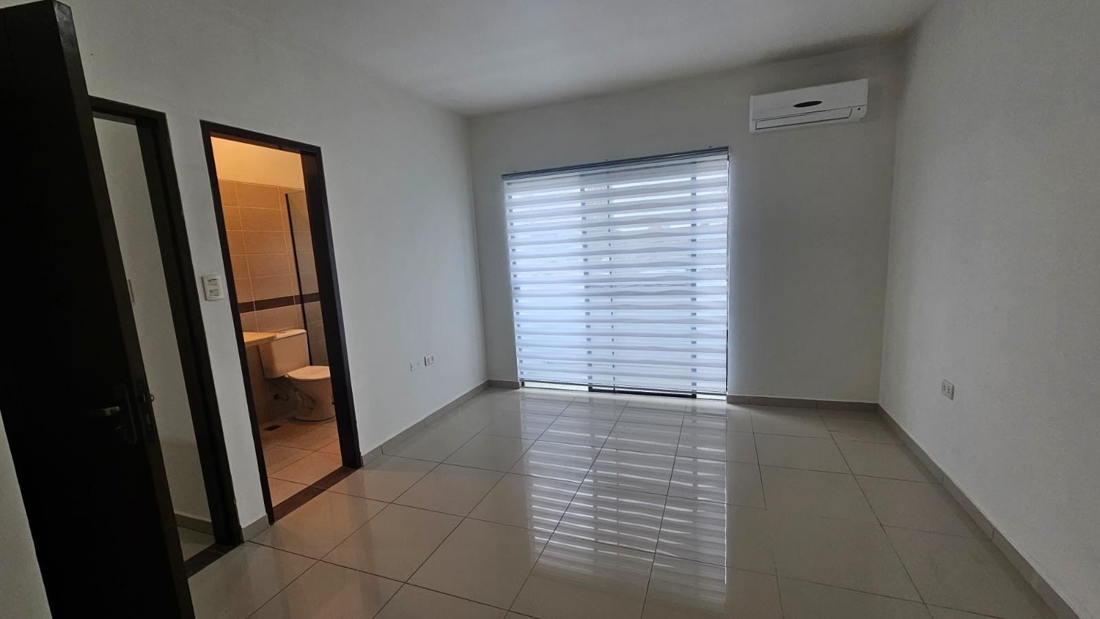 Casa en AlquilerEn el Urubo alquilo hermosa casa de 2 pisos de 3 dormitorios  3 dormitorios 4 baños 2 parqueos Foto 1